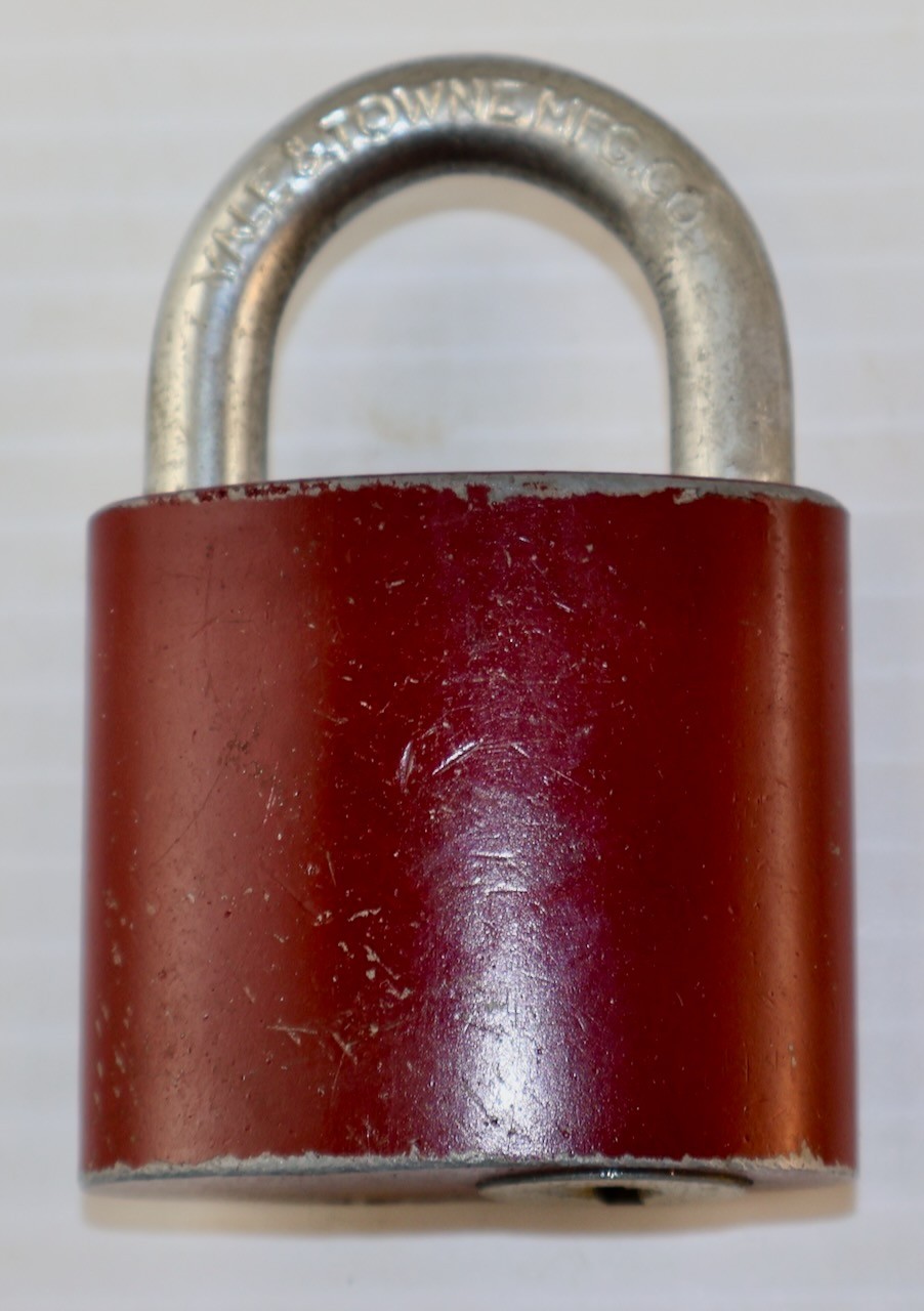 Yale (USA) 714J Disc-Tumbler Padlock + Keys + Box / Red Enamel Finish / MT Tools