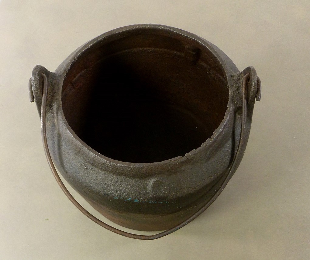 CAST IRON POT size zero SMELTING lead wax DECORATIVE planter WIRE BAIL