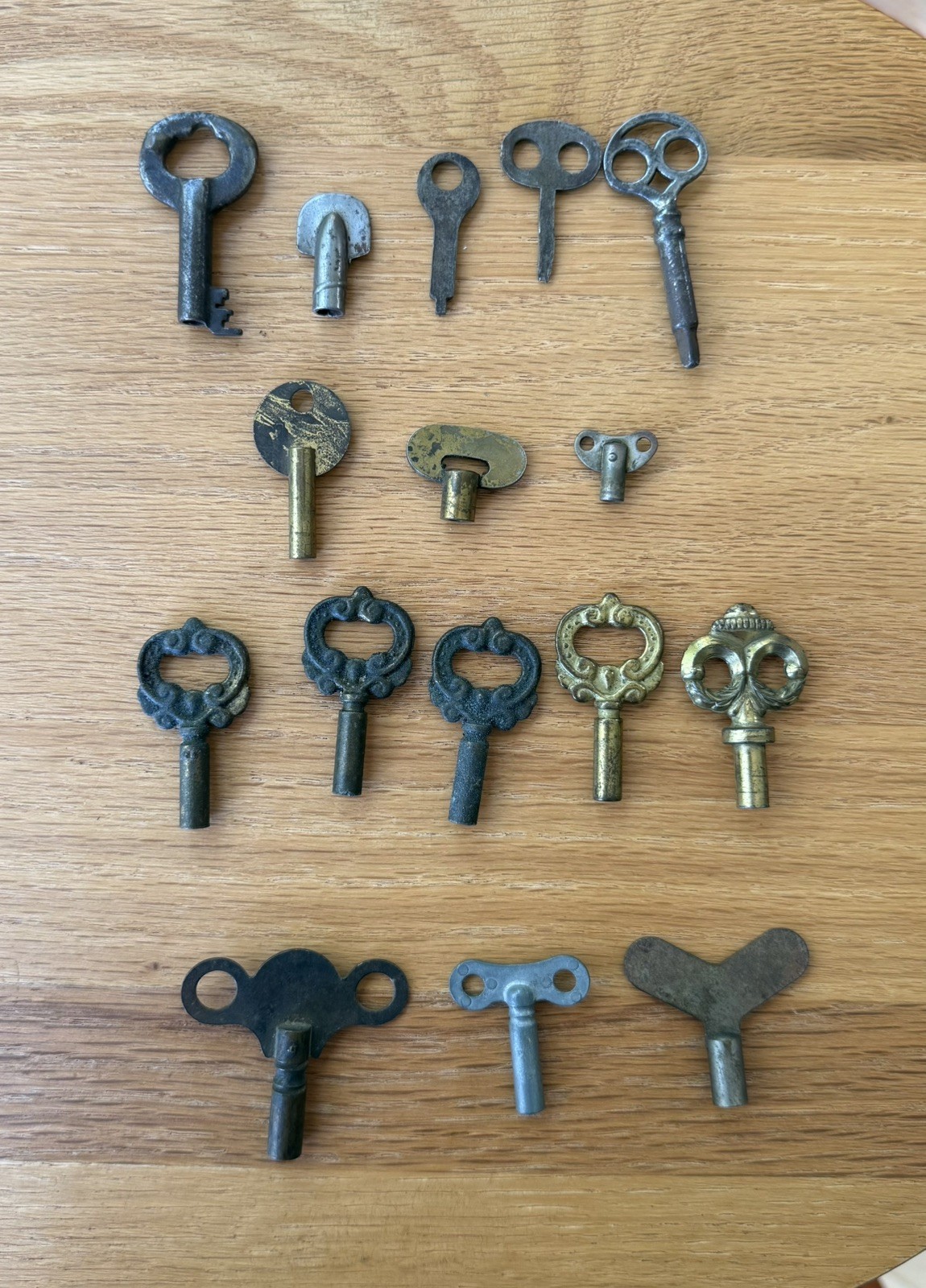 Lot of 16 Vintage/Antique Assorted Clock/Toys Winding Keys various kinds