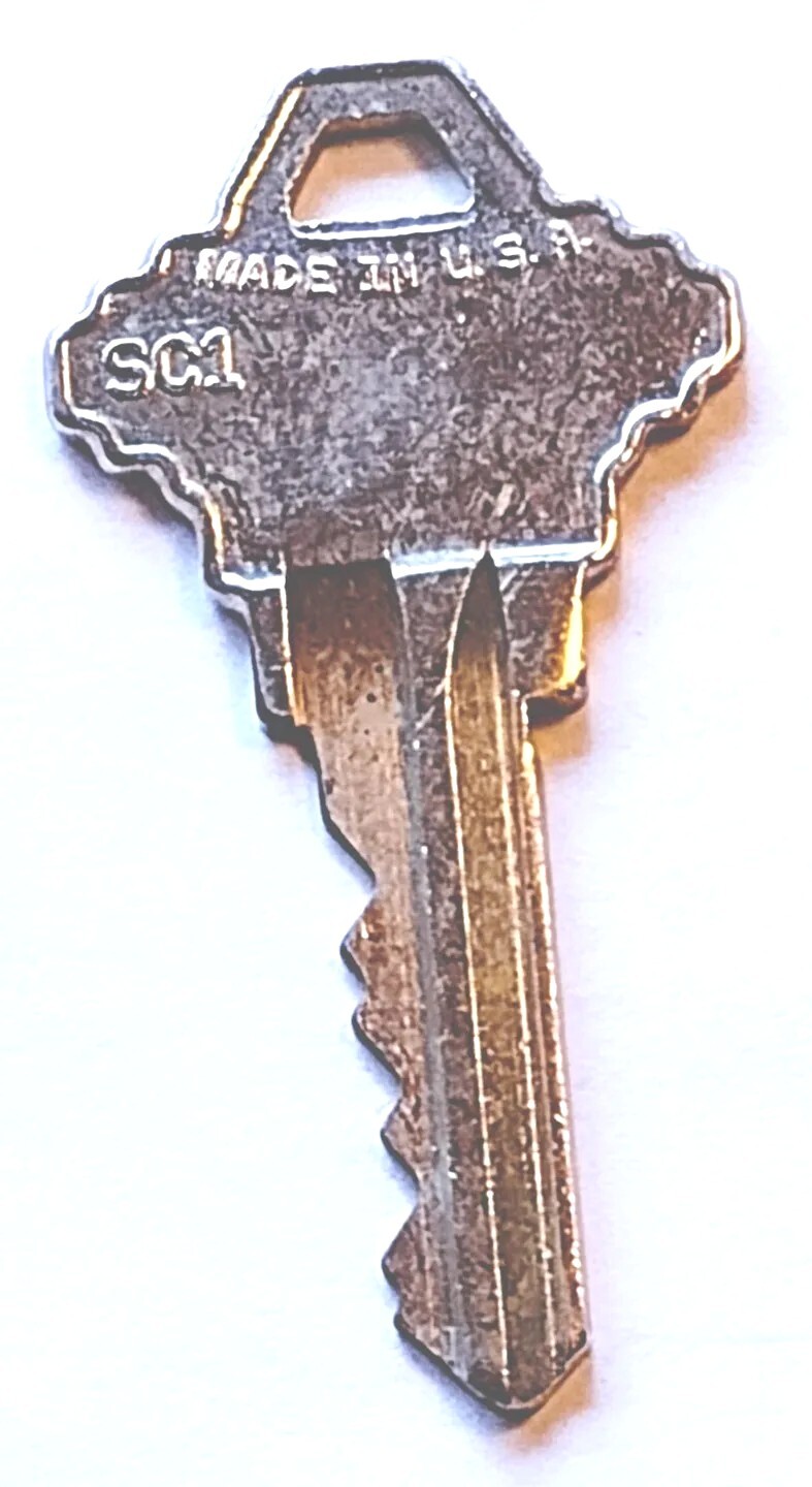 Vintage Key Midwest Plastics Marked “SC1″ Appx 2” Padlocks Doors Gate Case Trunk