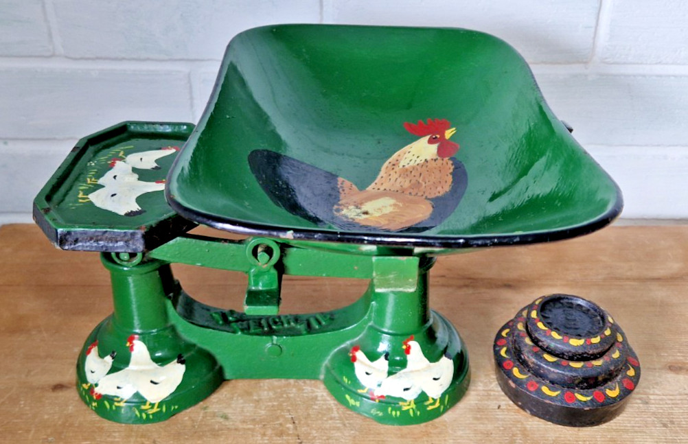 VINTAGE RUSTIC CAST METAL HAND PAINTED KITCHEN WEIGHING SCALES ROOSTER CHICKEN