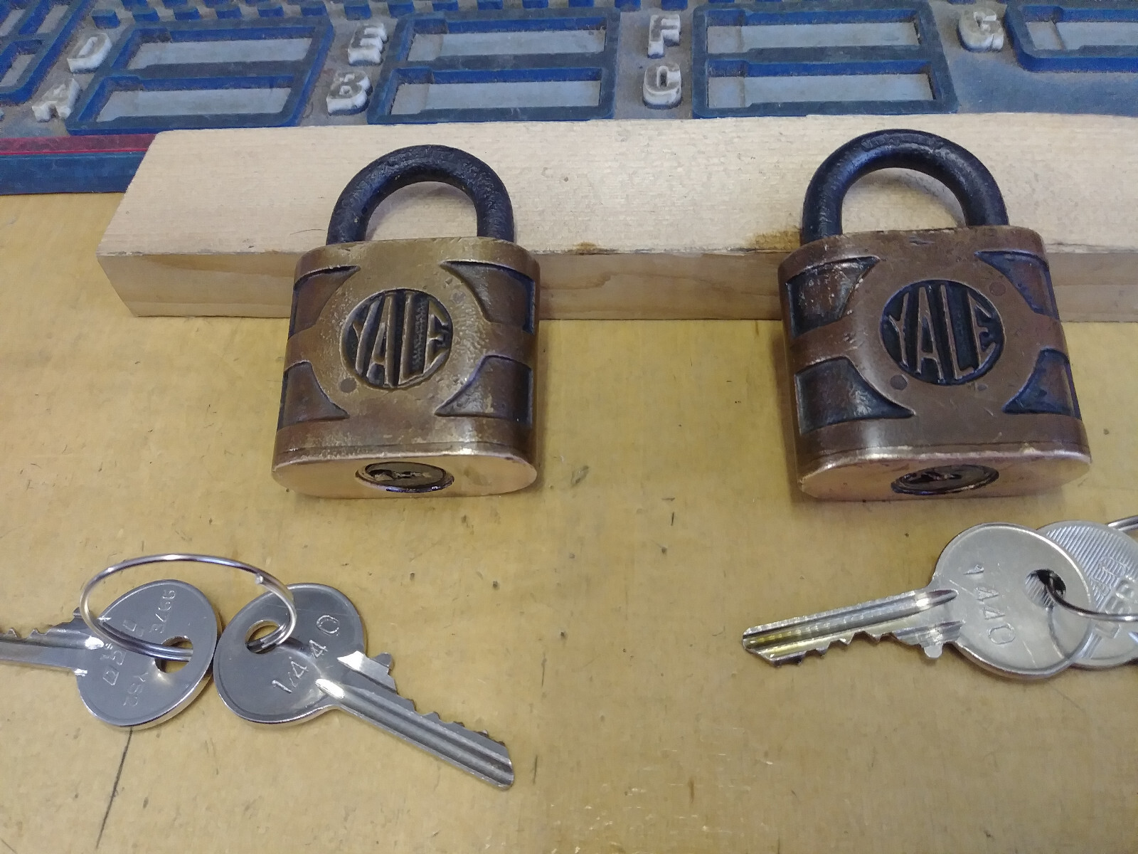 2 vintage/antique yale 830 padlocks w/keys 1440 pre 1934