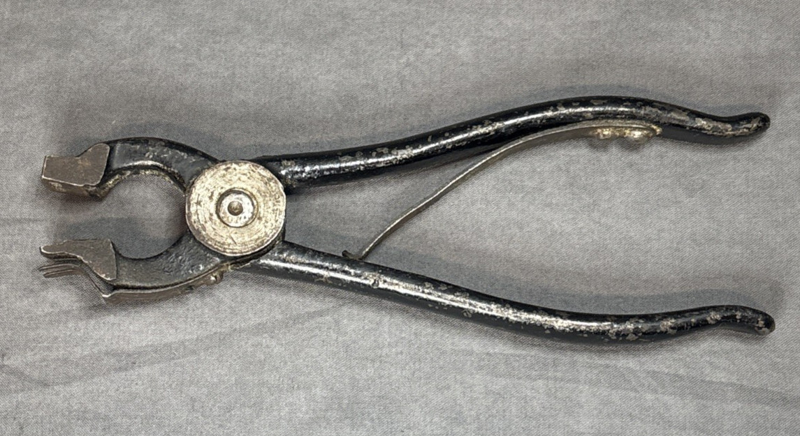 IND. B. MACH. CO. Boston ”8”YOKE” – Leather zipper – button fastener pliers?