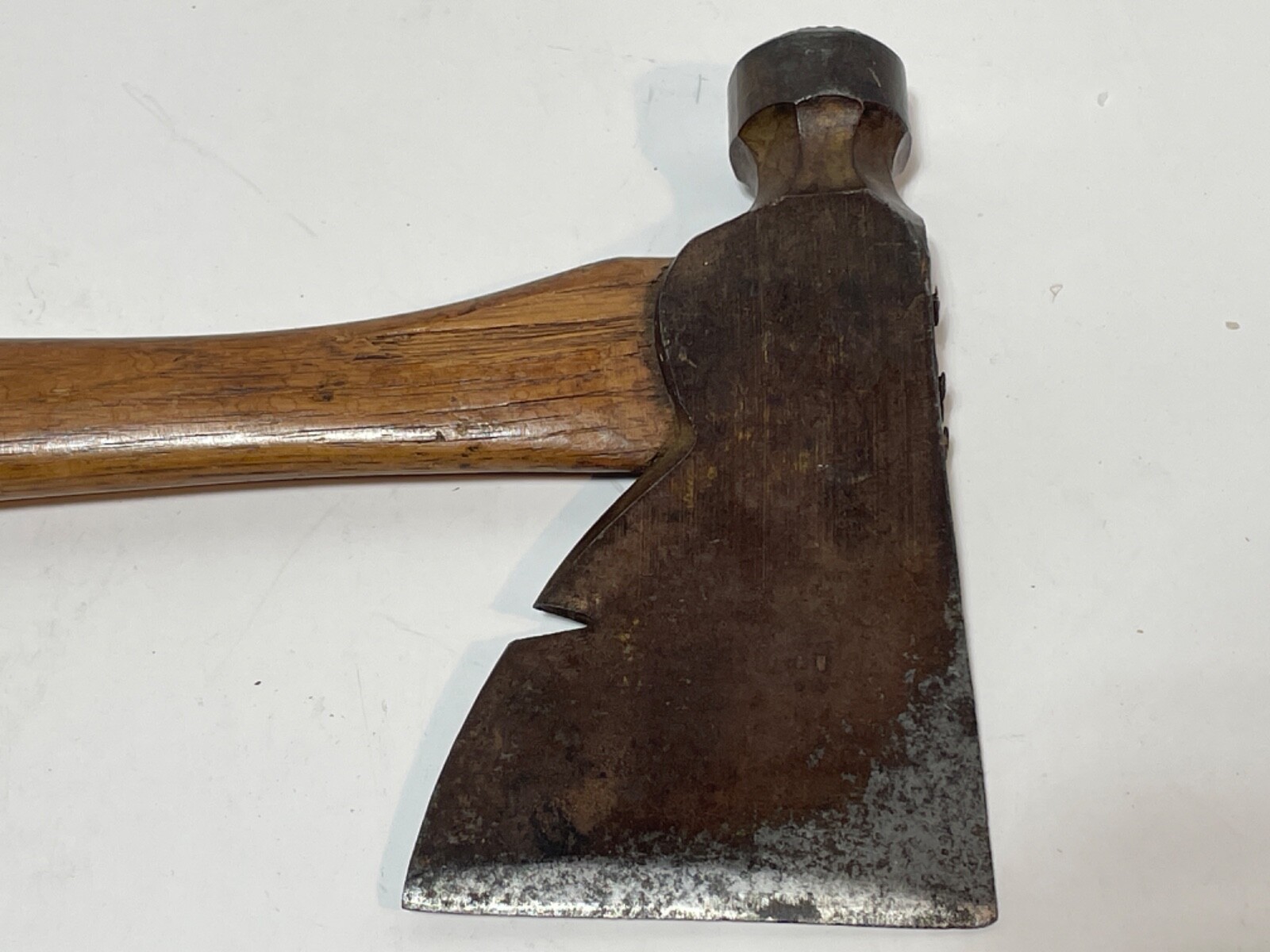 VINTAGE TRUE TEMPER AXE/HATCHET NO. R2S WITH ORIGINAL HANDLE