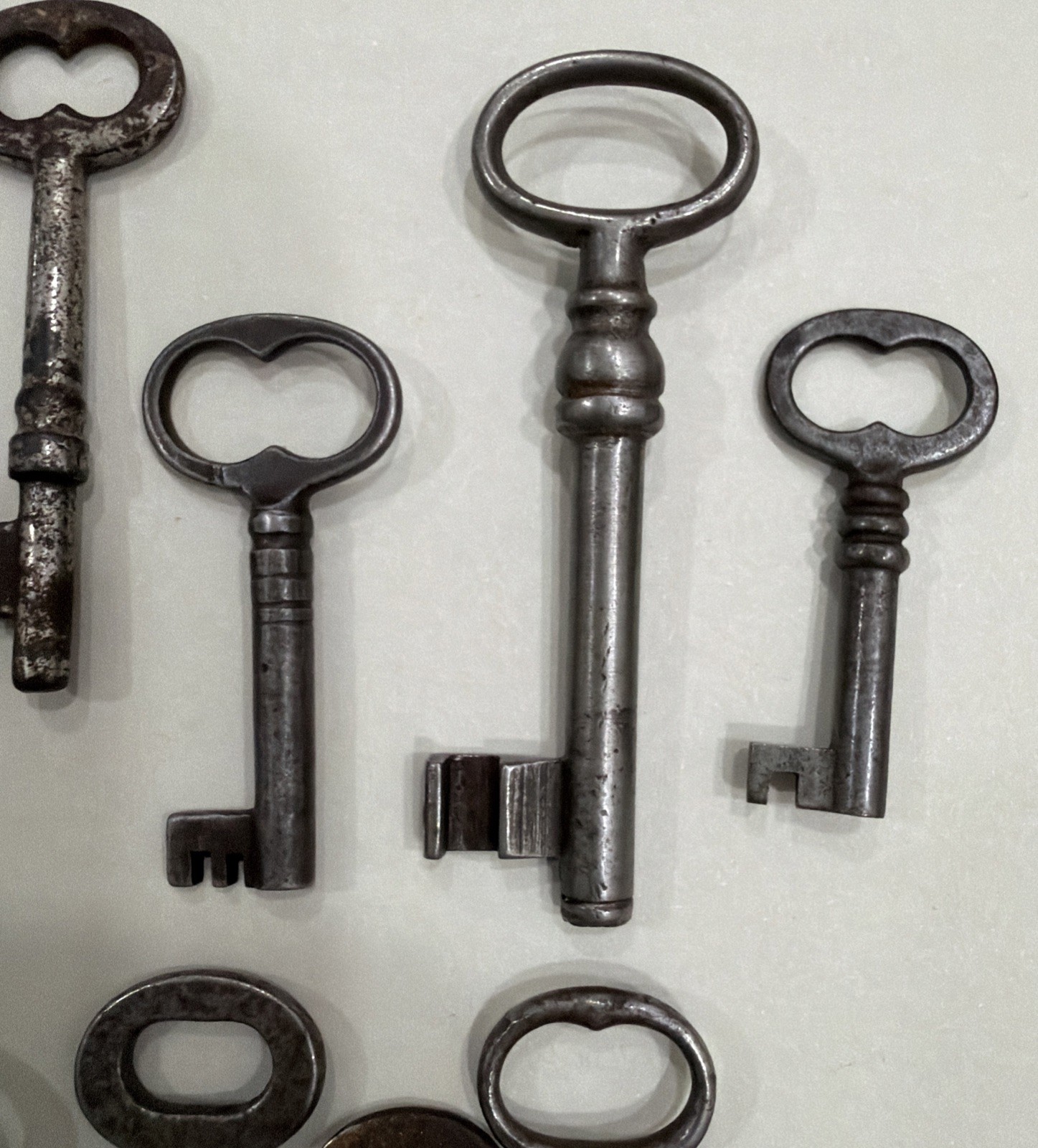 VINTAGE / ANTIQUE ASSORTMENT OF 12 SKELETON KEYS