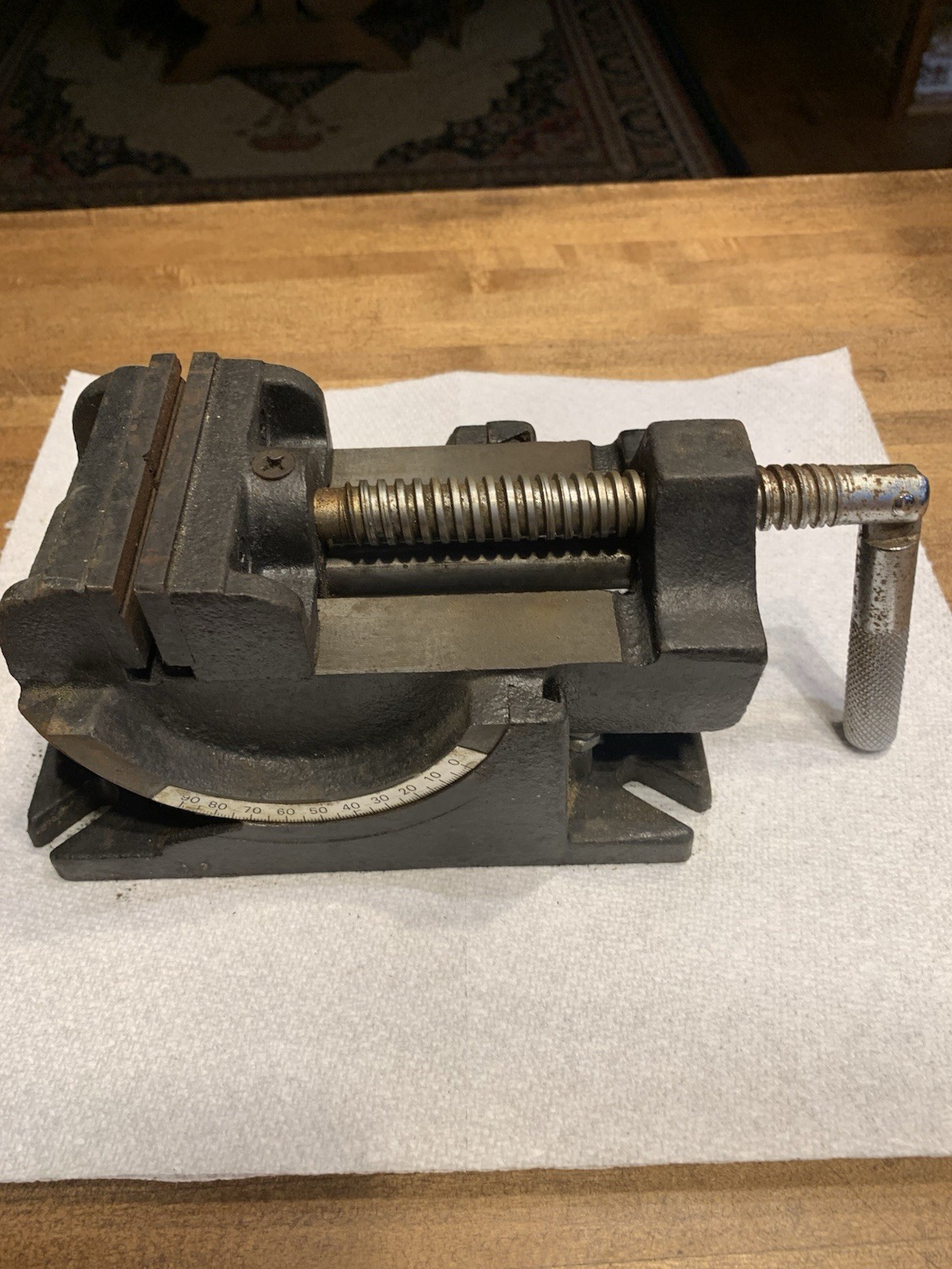 Swivel Base Bench Vise – Cast Iron Tips 0 – 90 Degrees