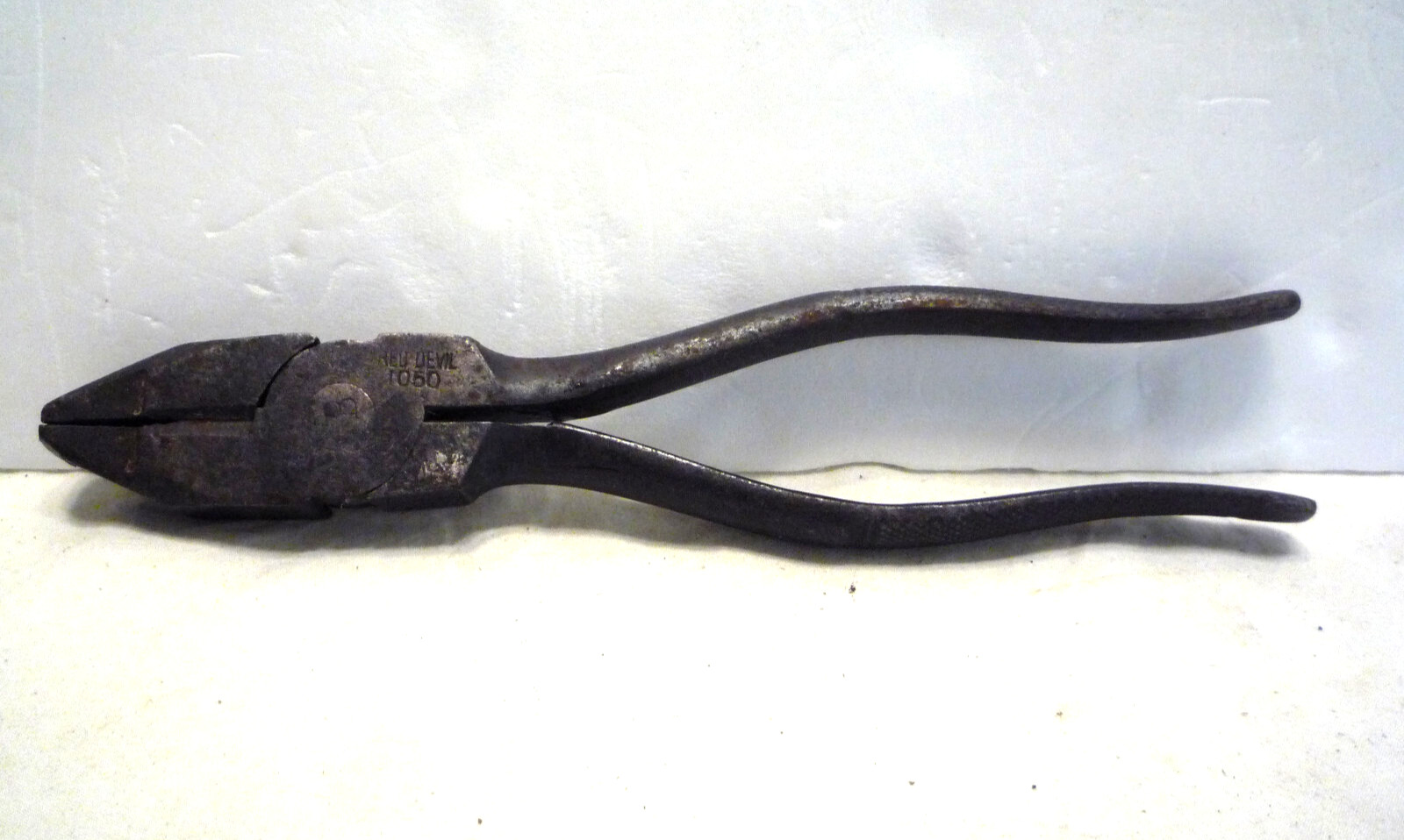 Vintage Red Devil No 1050 8″ Lineman’s Pliers Wire Cutters – USA – rare