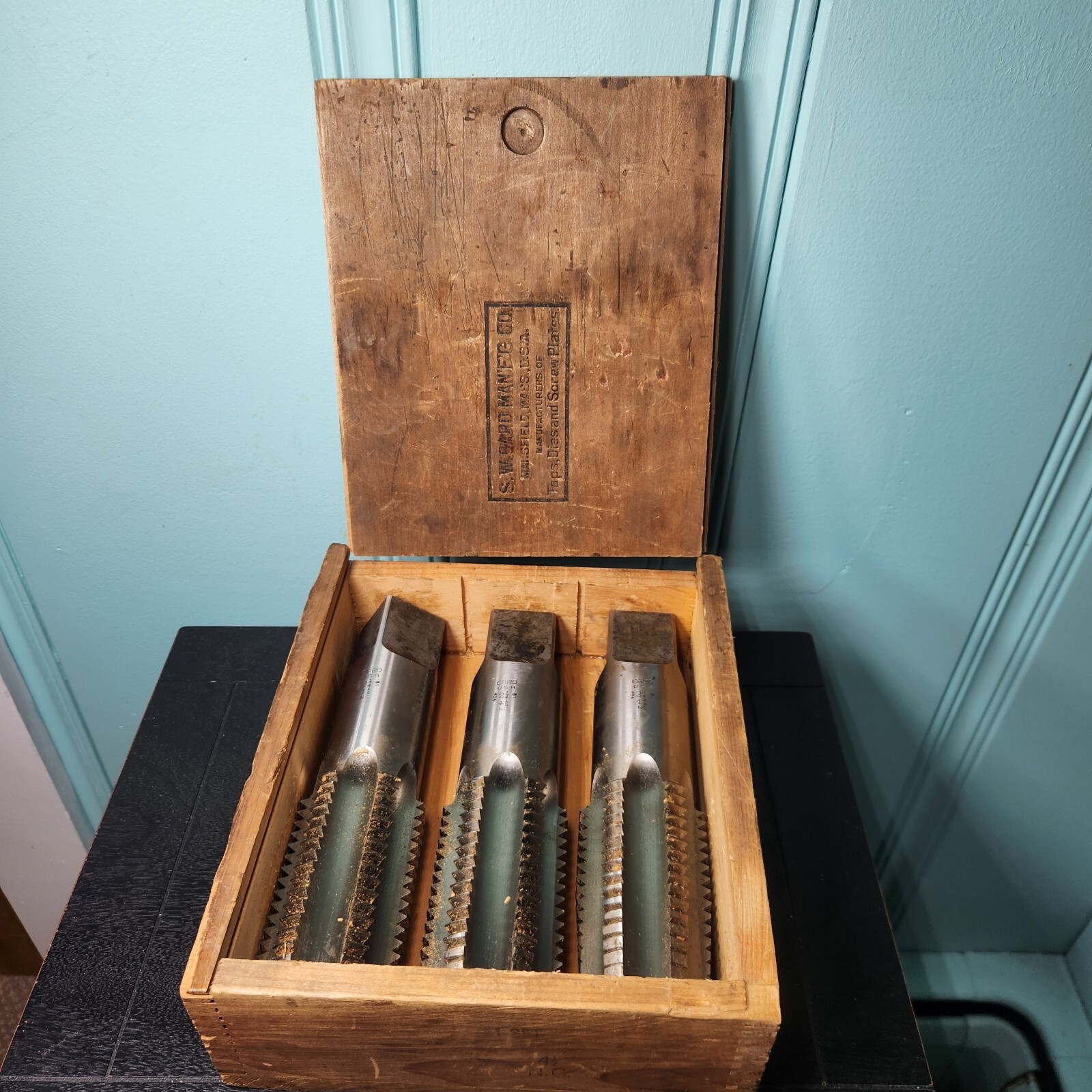 Vintage S.W. Card MFG. Co. 2-1/4″ X 4-1/2″ Tap Set Wooden Box In Great Condition
