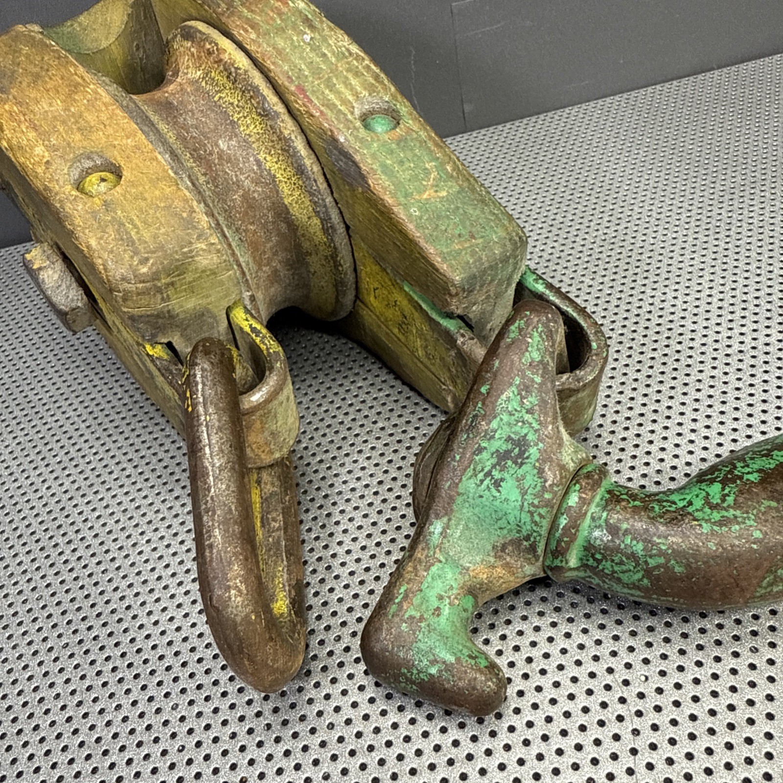 ￼Antique Wood Pulley Block Tackle Iron Sheave Hook Vintage Tool Barn Industrial