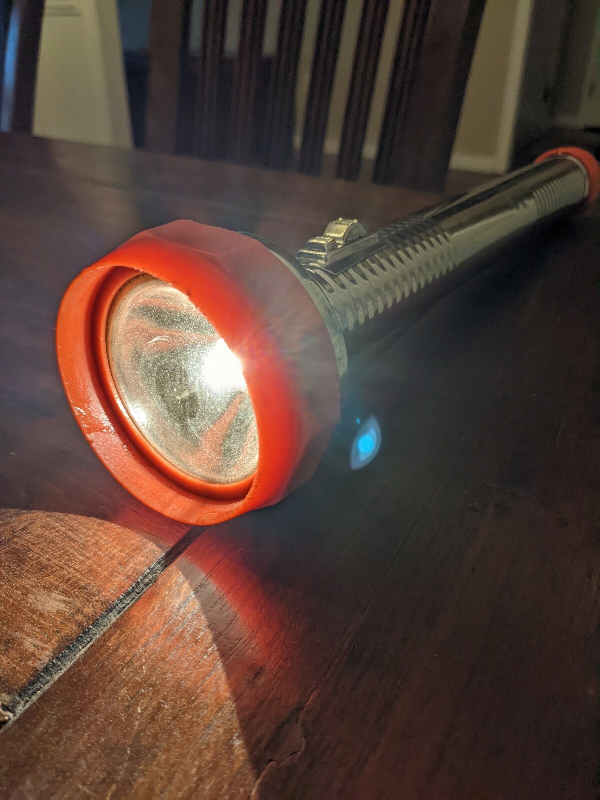 VINTAGE 15″ HIGH BALLOON RED/SILVER FLASHLIGHT