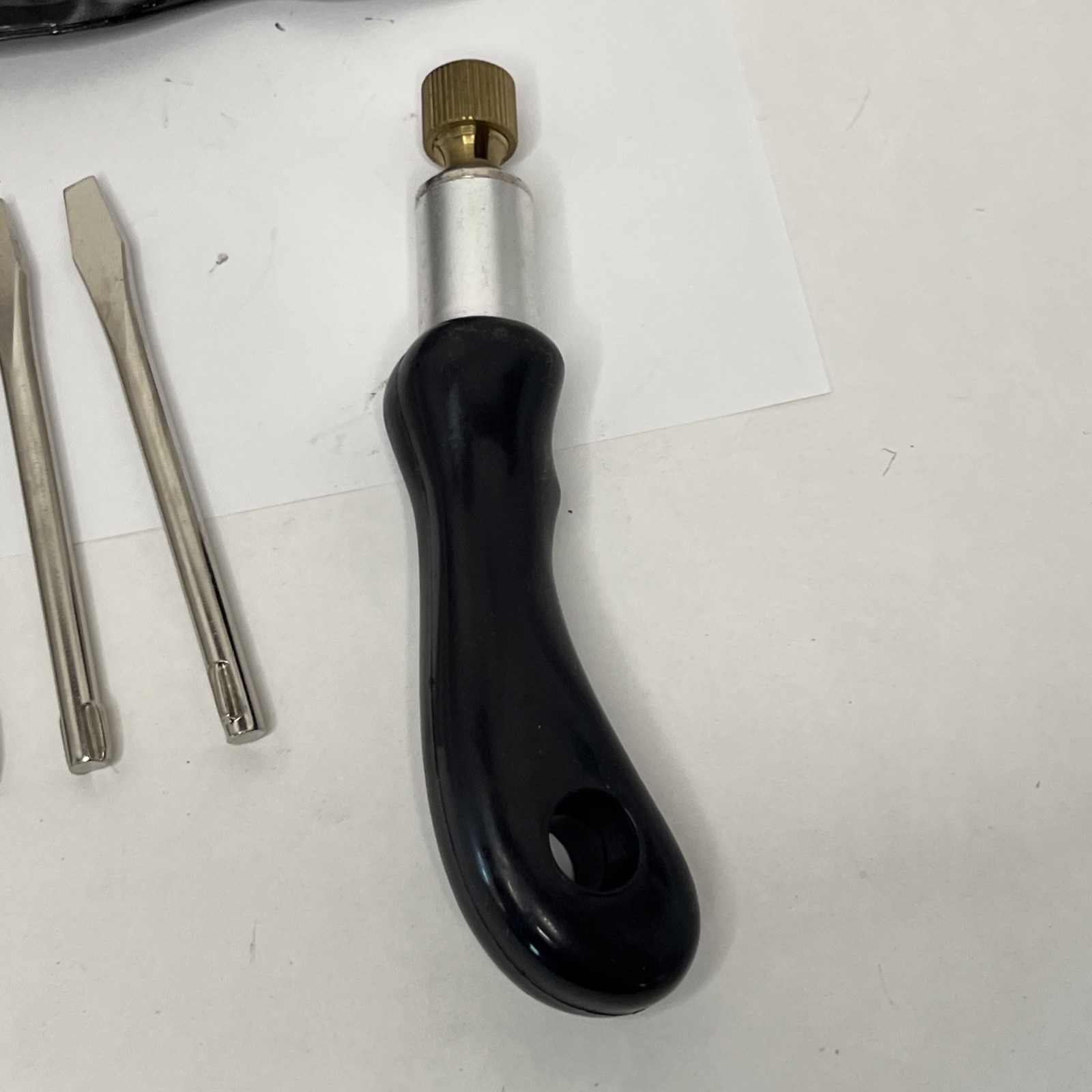 Vintage Hong Kong Black Ratcheting Screw Driver Set. T