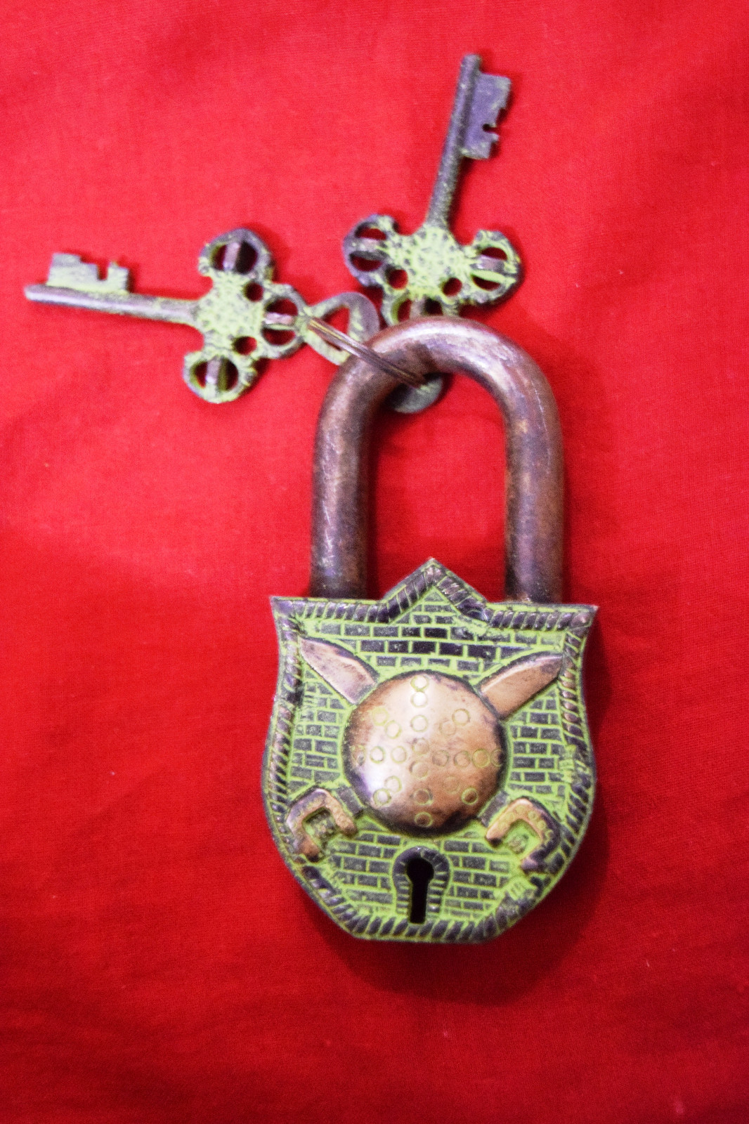 Traditional Warrior Shield Design Padlock Brass Finish Safety Door Lock Hardware