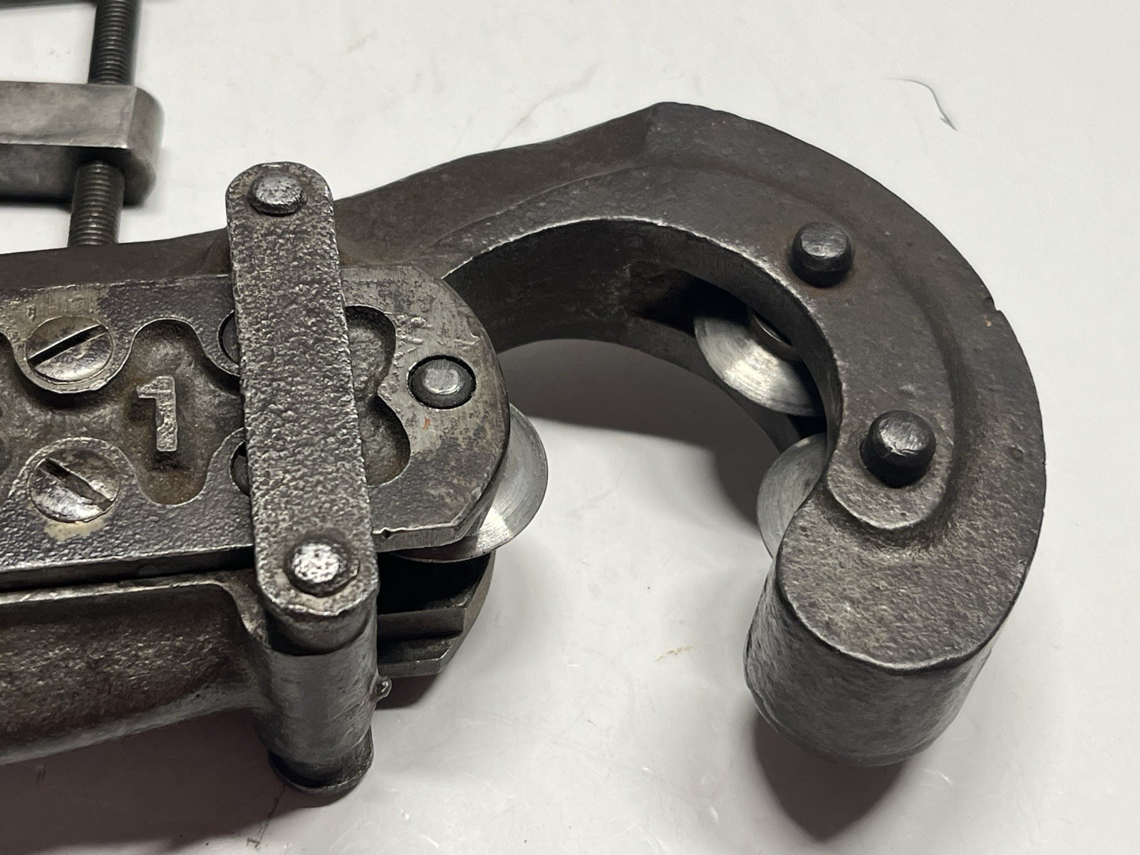 Vintage 1940’s Armstrong B-1 Cast Iron Pipe Cutter W/T-Handle + Clamp Pre-Owned