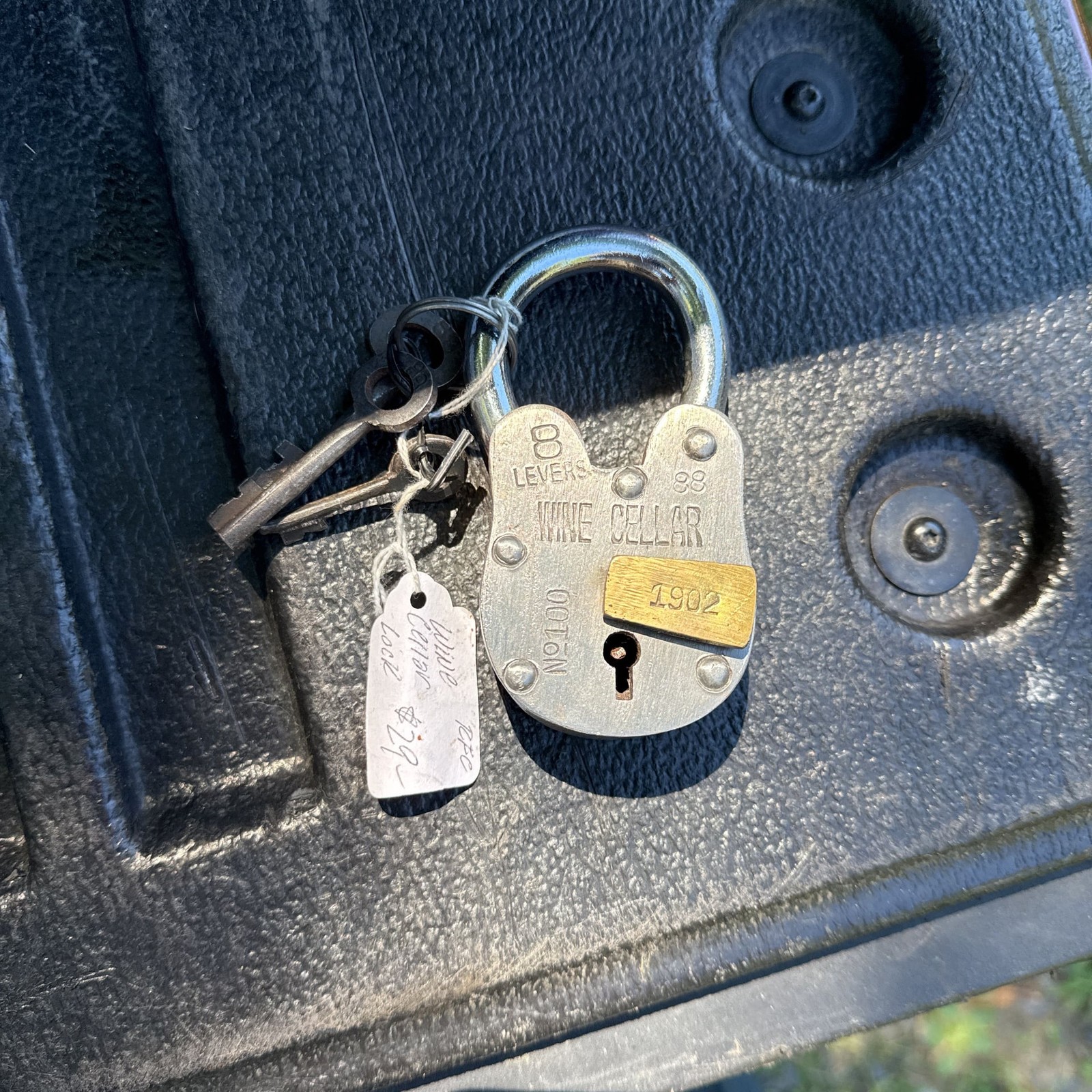 Vintage Style Wine Cellar Cast Iron Padlock with 2 Skeleton Keys