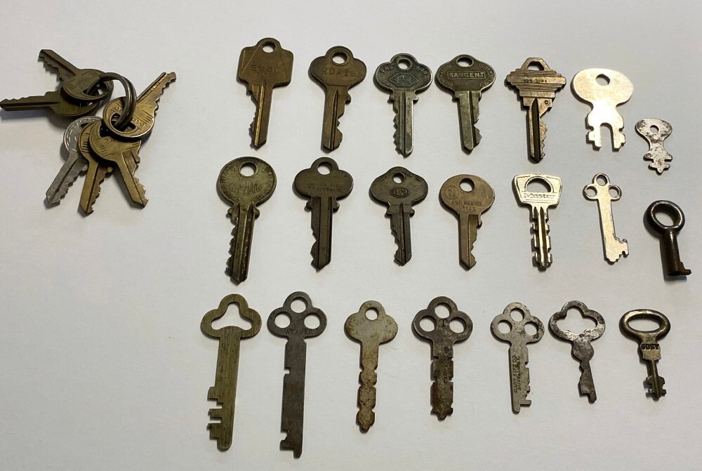 Lot of 27 Antique Safe Padlock Keys ~ Sargent Sosy Cary L.L. Bates Weaver Graham