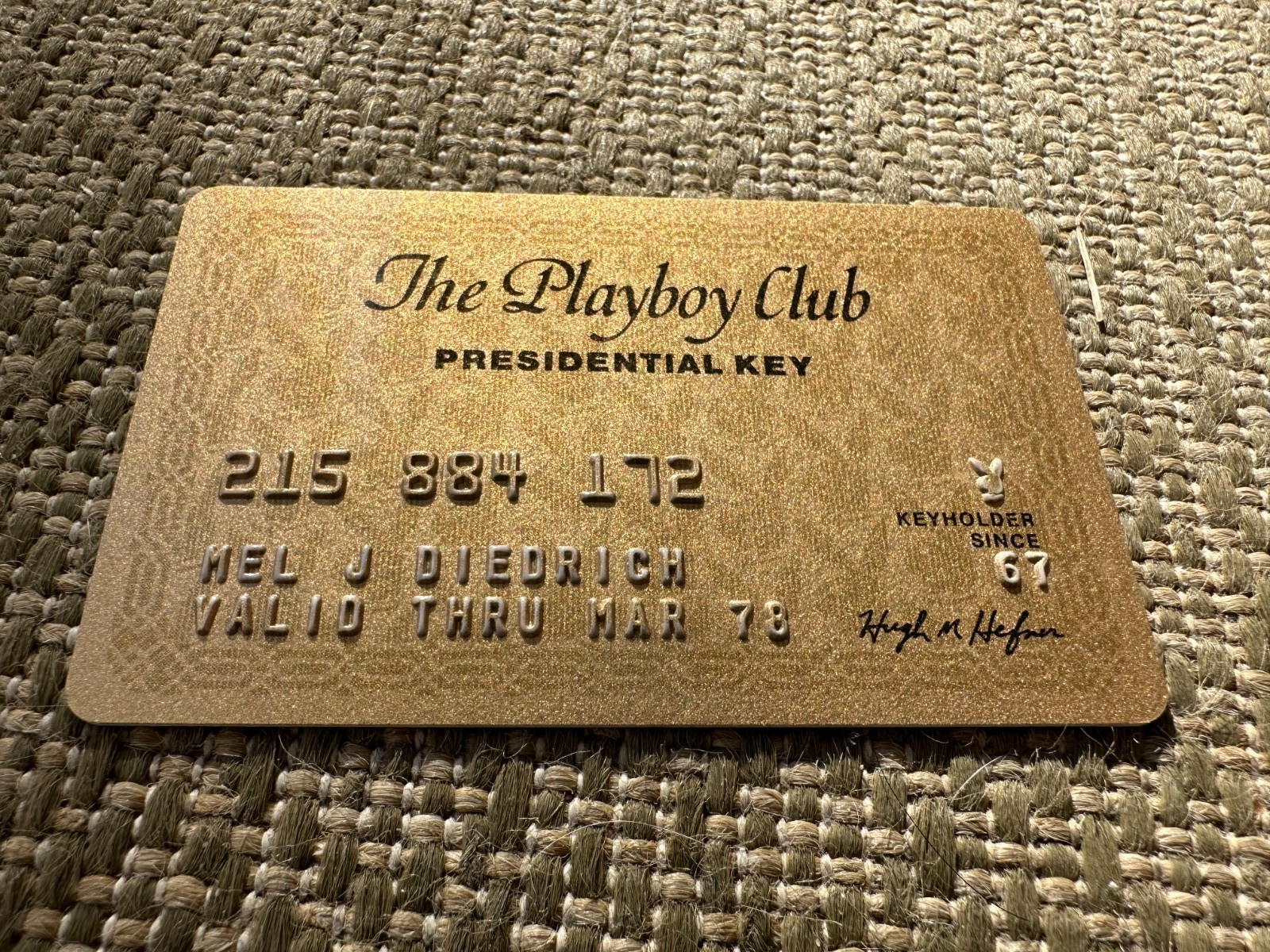 RARE HEFNER SIGNED! PLAYBOY PRESIDENTIAL KEY CARD IN ORIGINAL “WELCOME” PACKAGE!