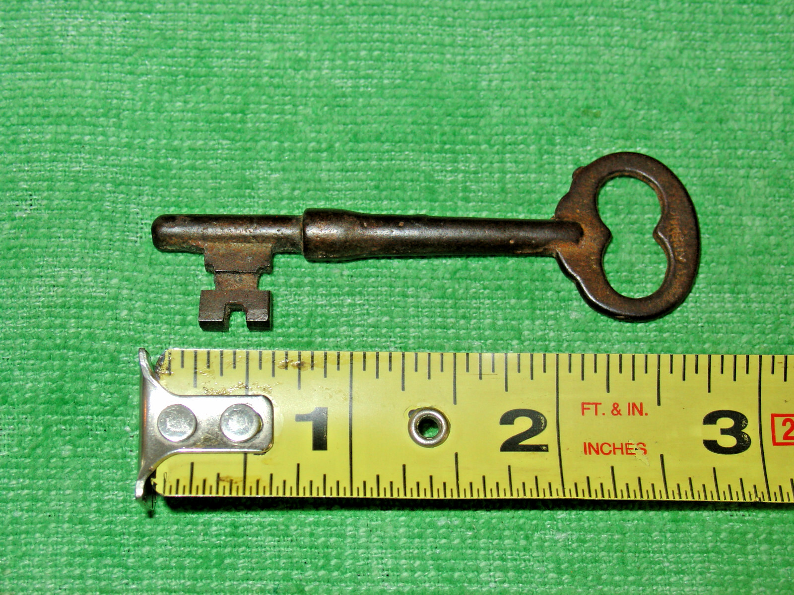 ANTIQUE VINTAGE SKELETON KEY SOLID BARREL KEY 2-3/4″ LONG LOT #24