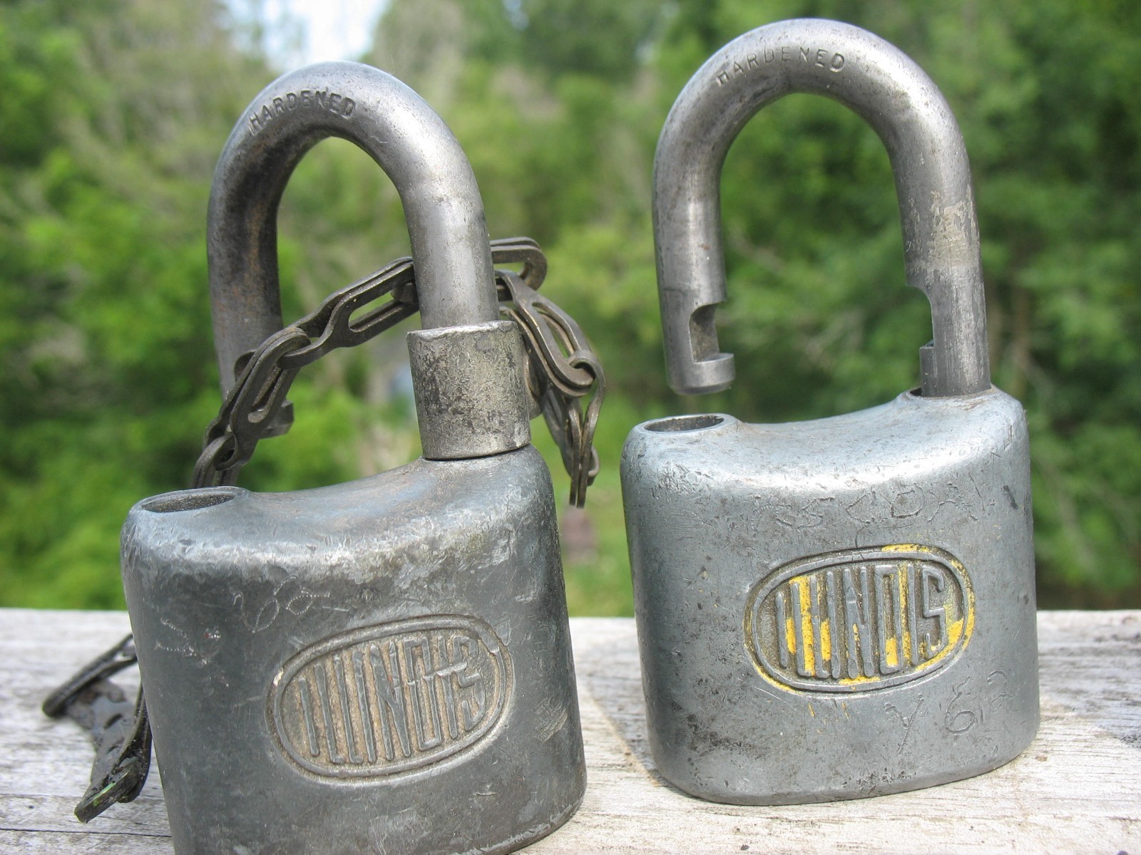 VTG. ILLINOIS PADLOCKS (4)THE SAME KEY) 1KEY ONLY