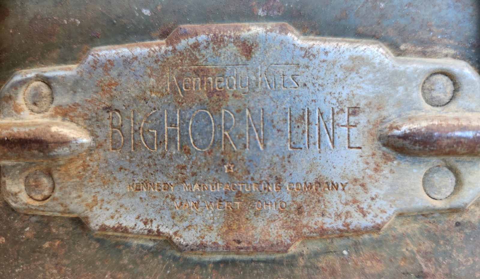 VINTAGE RUSTIC KENNEDY KITS BIGHORN LINE GREEN BROWN RUSTY TOOL BOX! MAKE OFFER!