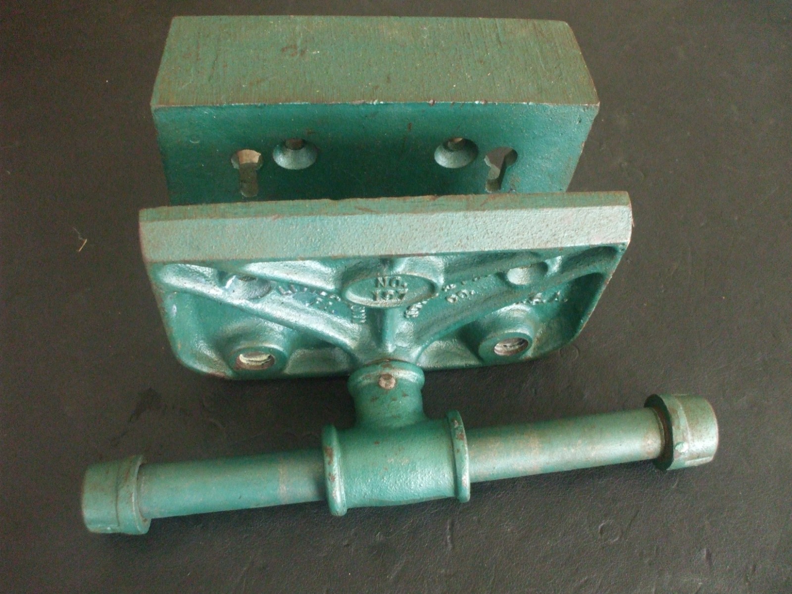 VINTAGE UNDER BENCH MOUNT WOODWORKER VISE
