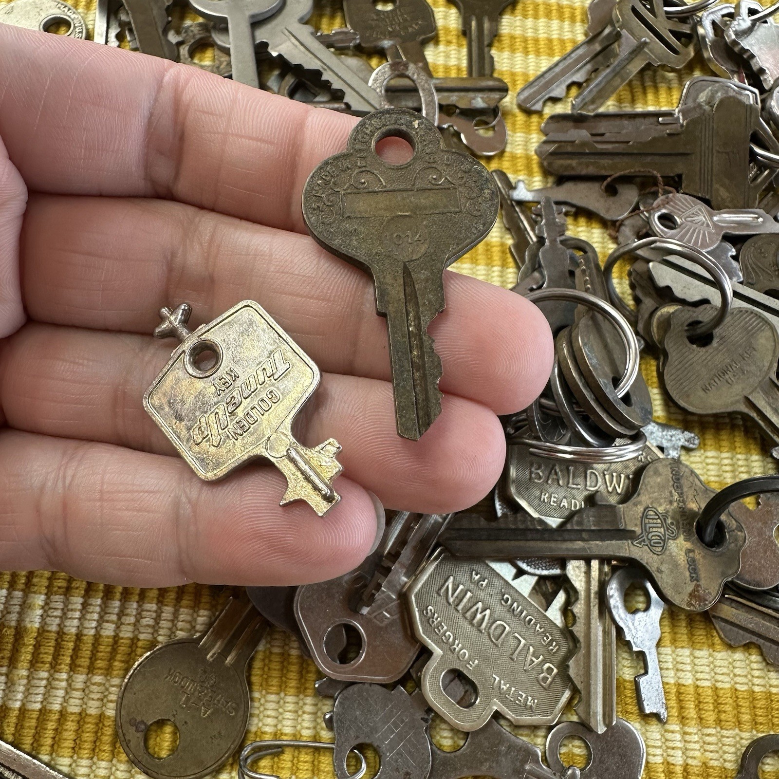 Mixed Lot of 140+ Vintage KEYS Different Sizes Gold Tone Silver tone Crafting