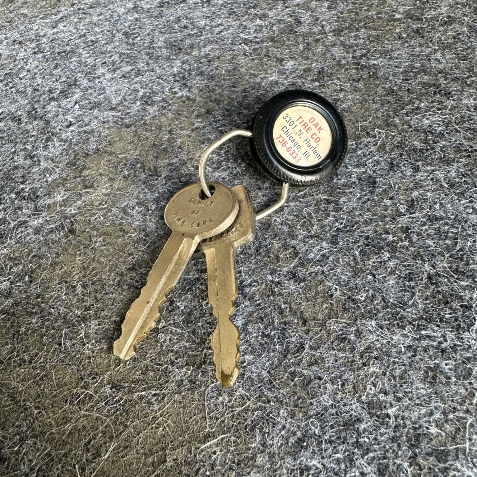 VINTAGE Collectible Ford Set of 2 Keys with Chicago Illinois Key Chain Oak Tire