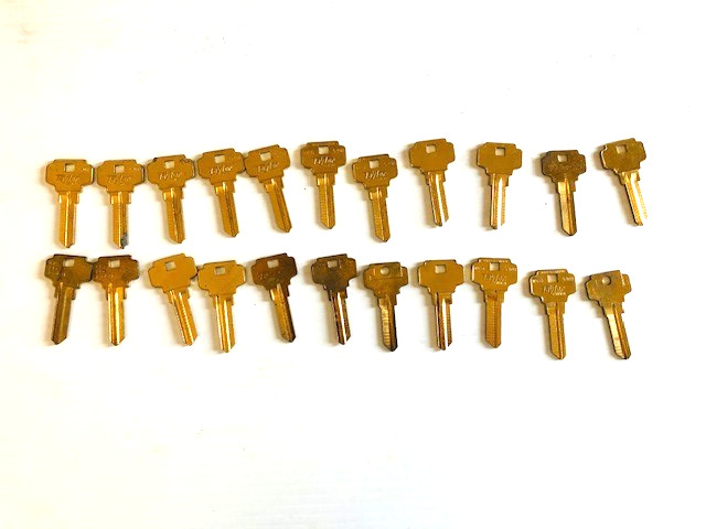 Lot 22 Taylor Brass Key Blanks DE6 54DR