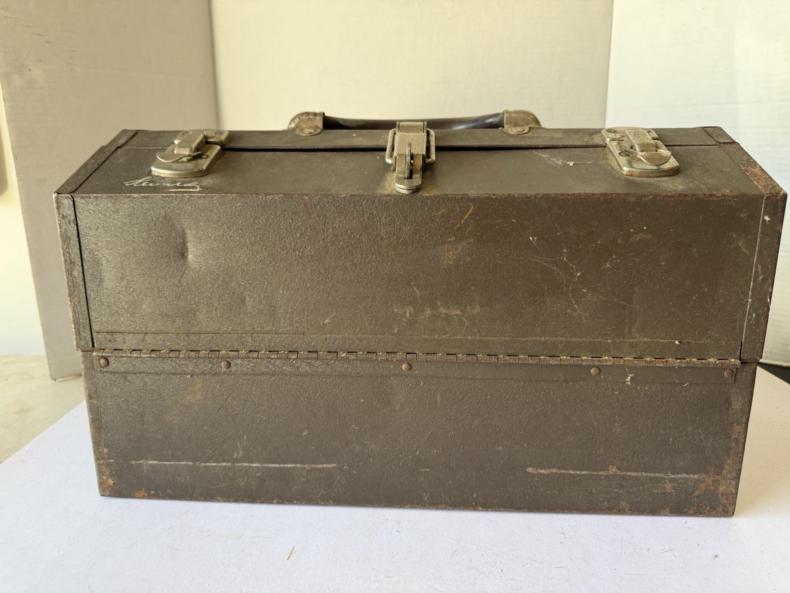 Vintage Kennedy Hip Roof Canteliver Tool Box No. 1017-8464