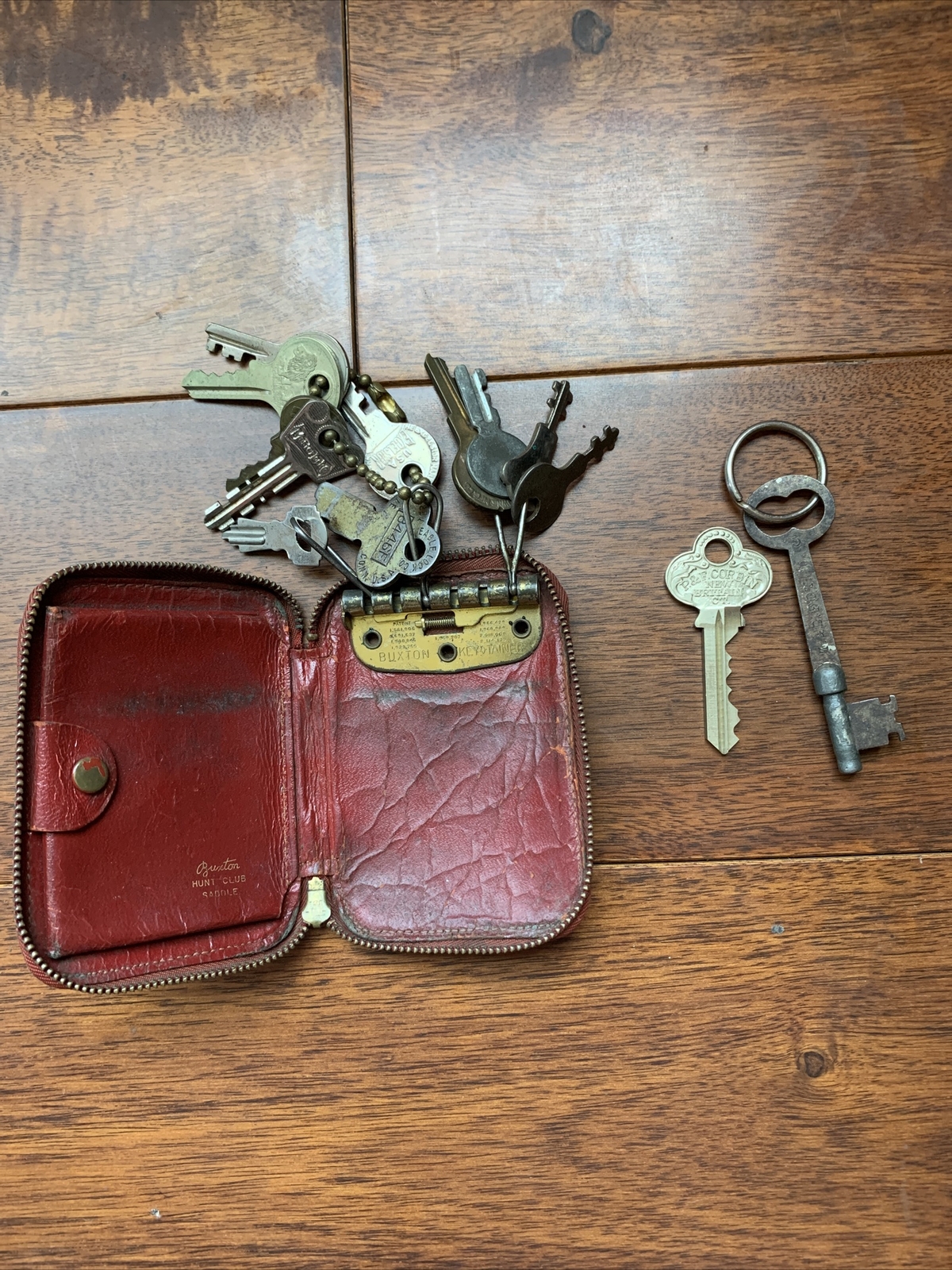 Vintage Burgundy Buxton Hunt Club Saddle Key-Tainer With 19 Antique Keys Inside
