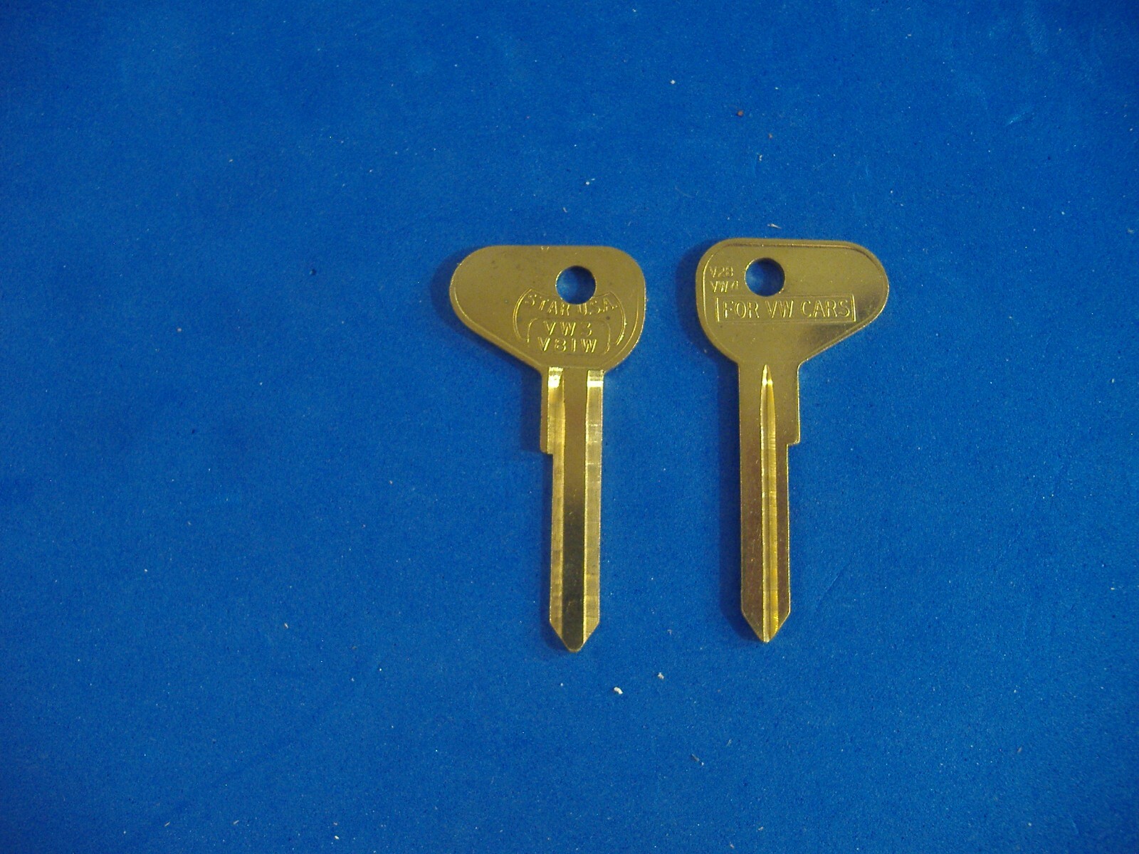 TWO CLASSIC VW3 VOLKSWAGEN VW KEY BLANKS LOCKSMITH VINTAGE AUTO VW71 V81W