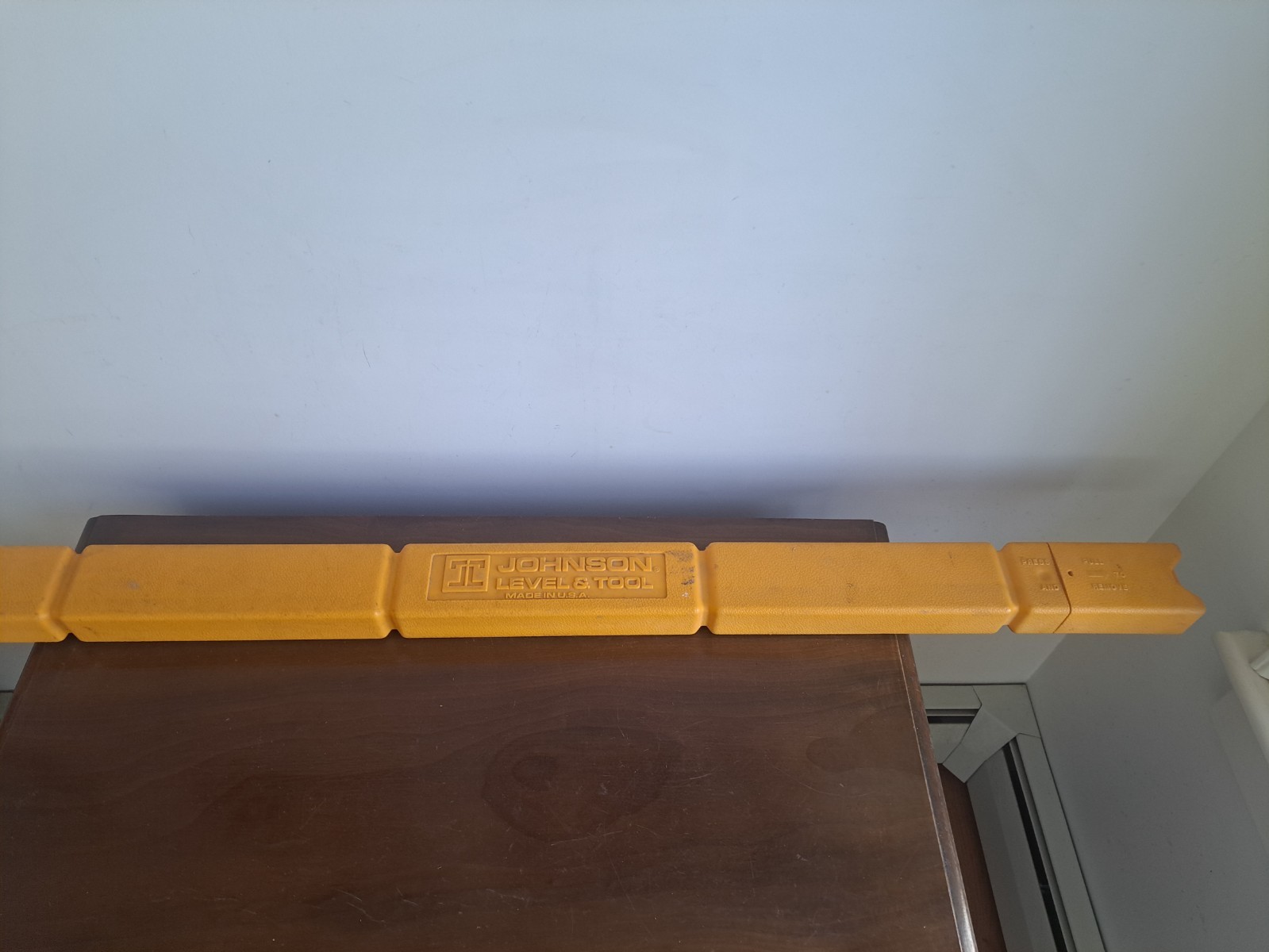 Vintage 48″ Long Johnson Made In USA Wood and Brass 6 Vials Level With Case