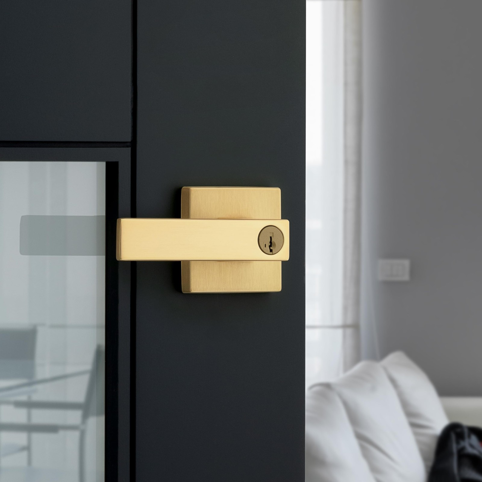 Kwikset Singapore Entry Door Handle with Lock and Key, 1 Pack, Satin Brass