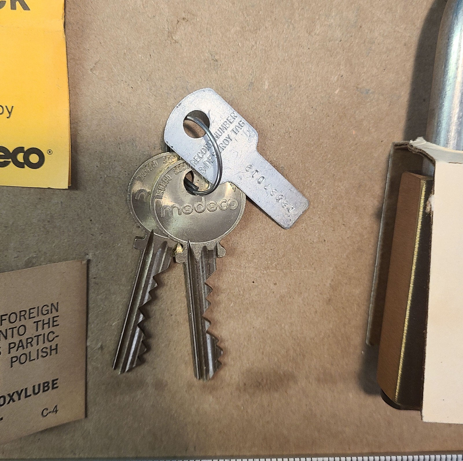 Medeco D50-711-00 padlock w/ 2 keys & security I.D. tag – New