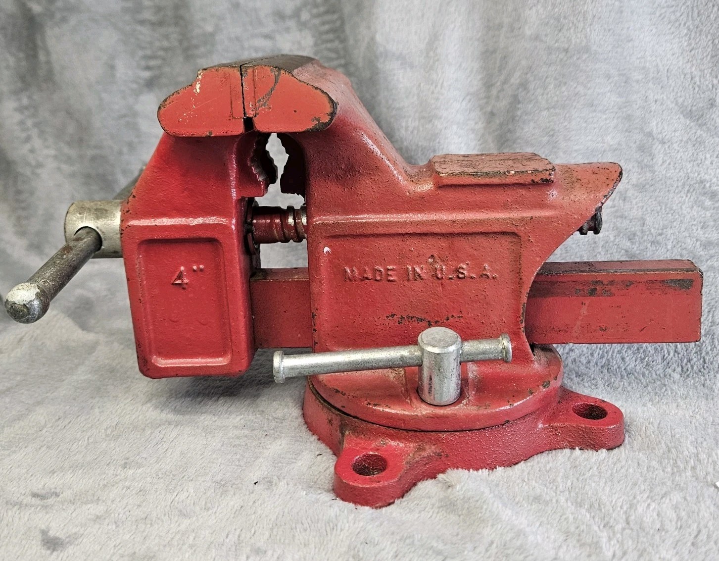 VINTAGE COLUMBIAN No.04 M2 ANVIL BENCH VISE 4” JAWS, CAST IRON CLEVELAND.OHIO
