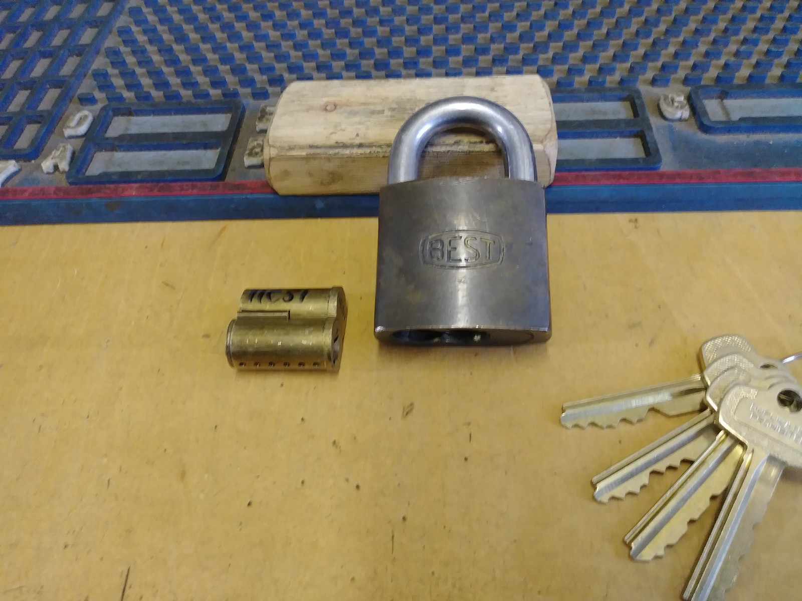 Vintage BEST Padlock DOUGLAS AIR /new keys/MASTER CONTROL 11c51
