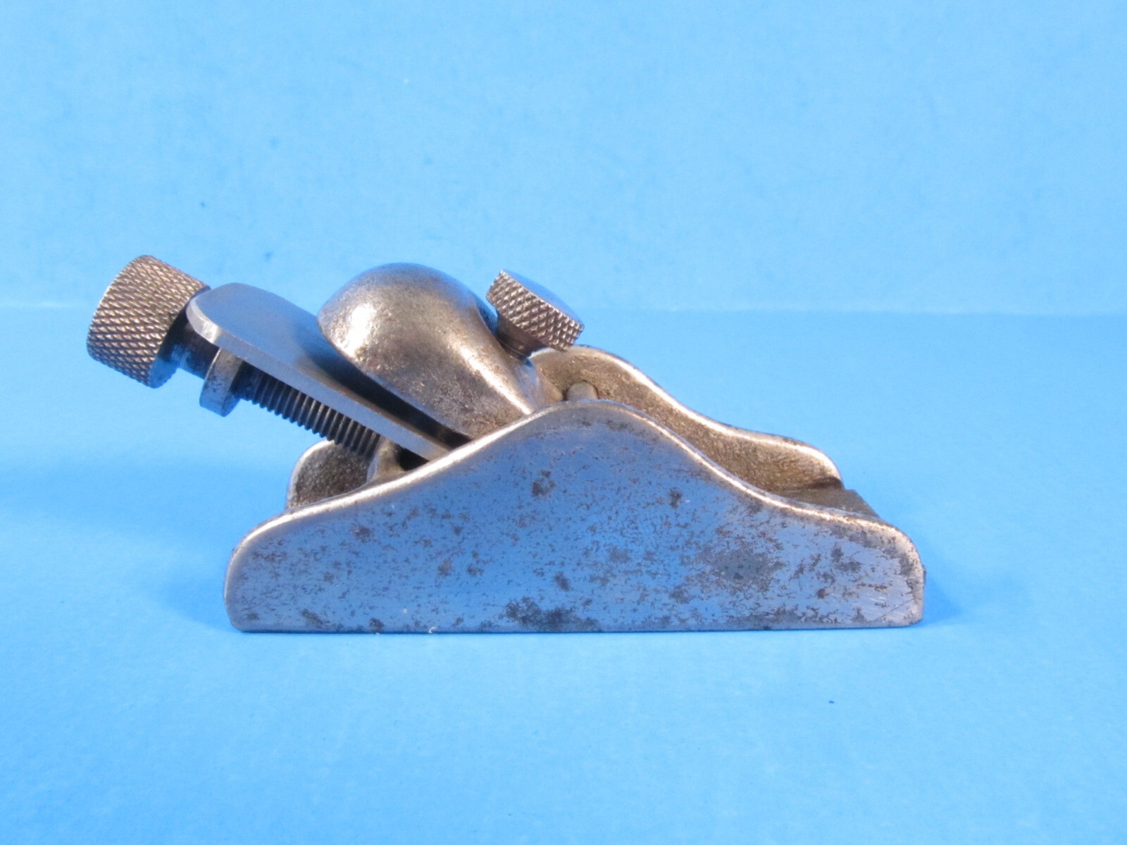 showy small 101 size wood plane w/ threaded adjuster & sharpening file unmarked