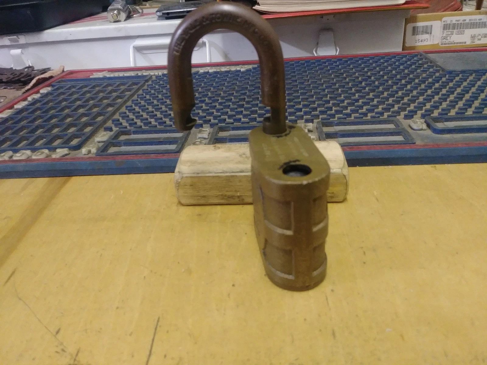 ANTIQUE/VINTAGE yale 851 new york new haven & hardford signal dept padlock A