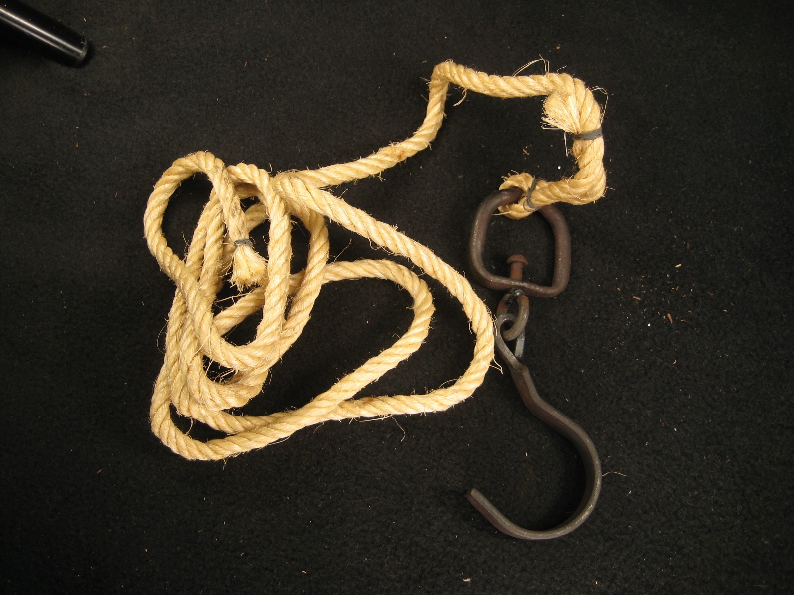 VINTAGE FORGED IRON JIZAI KAGI POT HA NGER WITH BRIGHT HEMP ROPE.