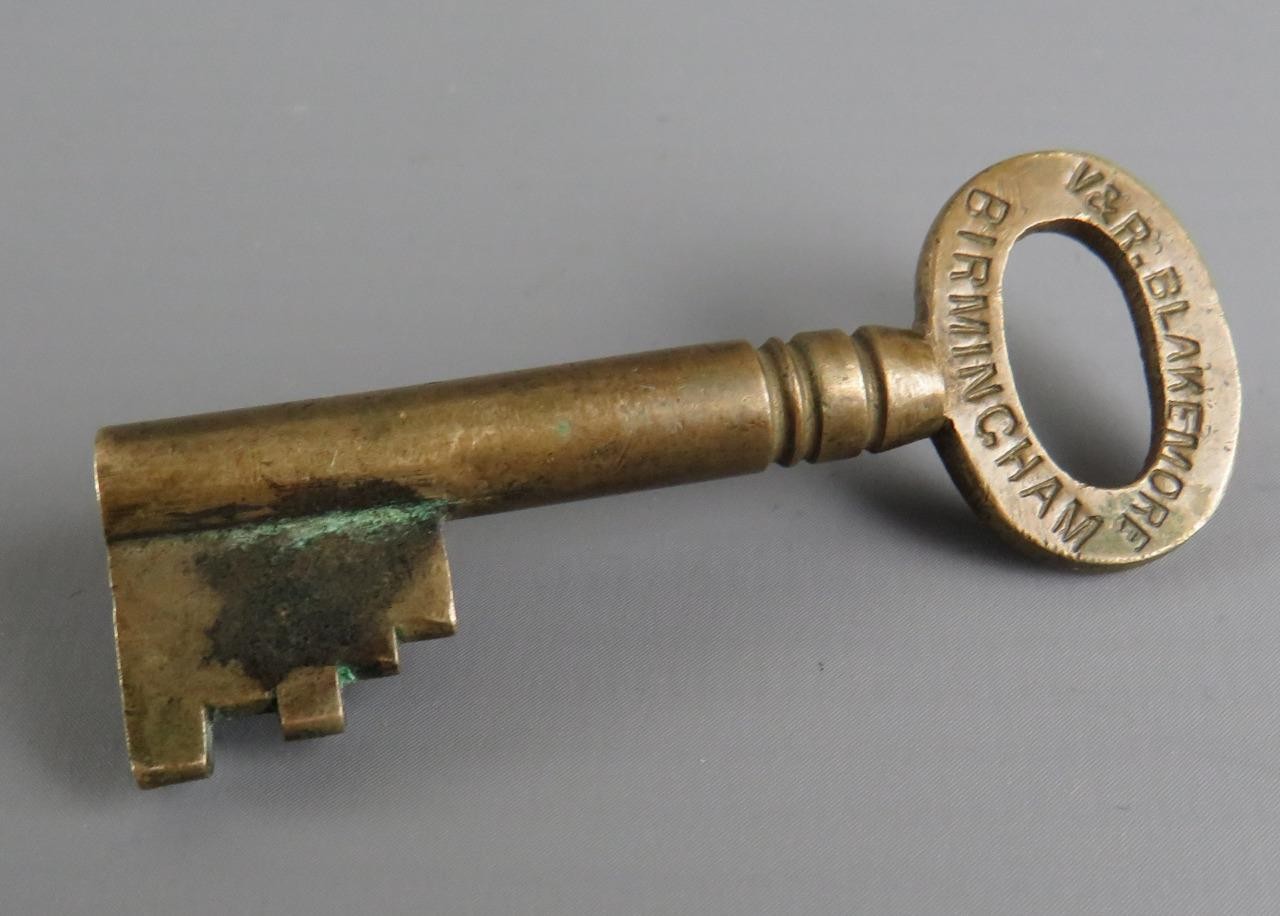 Antique Military V & R Blakemore Birmingham Small Brass Key Broad Arrow LR