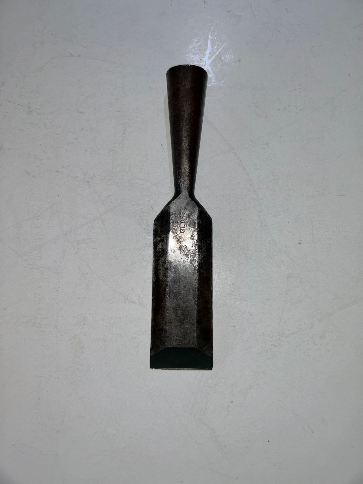 Globe 1 1/4 inch bevel edge socket chisel