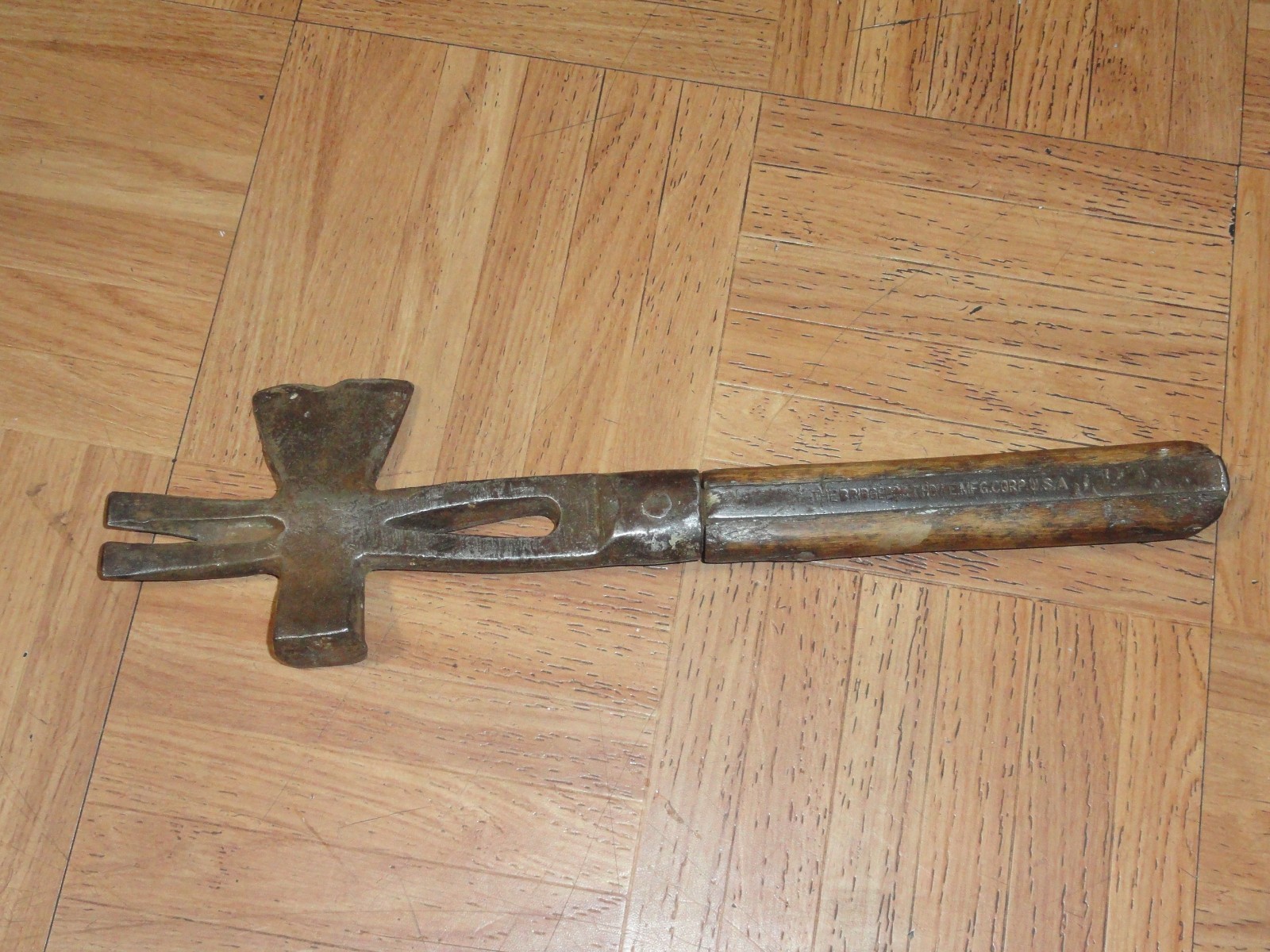 Bridgeport HDWE CORP. MFG Co. Tom-A-Hawk Wood Crate Opener Ax. (Pat. Applied For