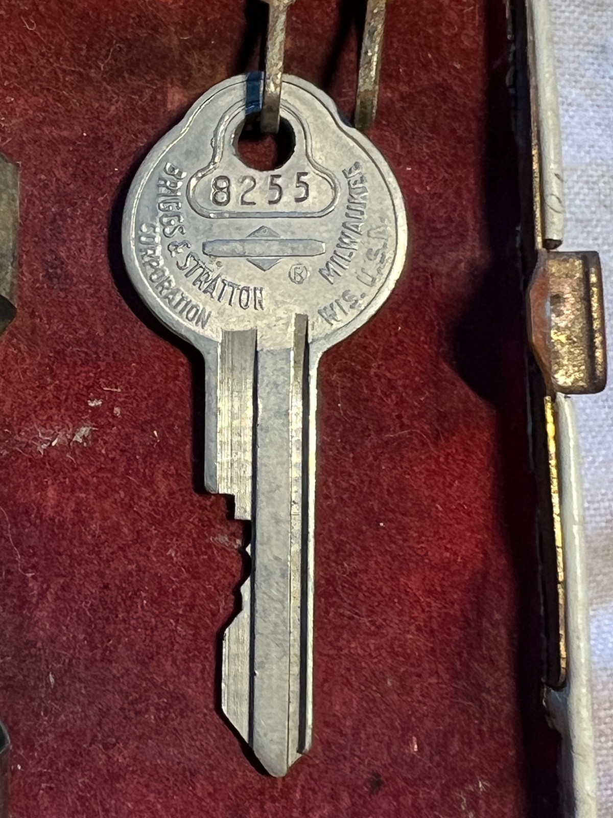 Rare Vintage KEY COLLECTION with Buxton Key-Tainer contain 6 types of keys