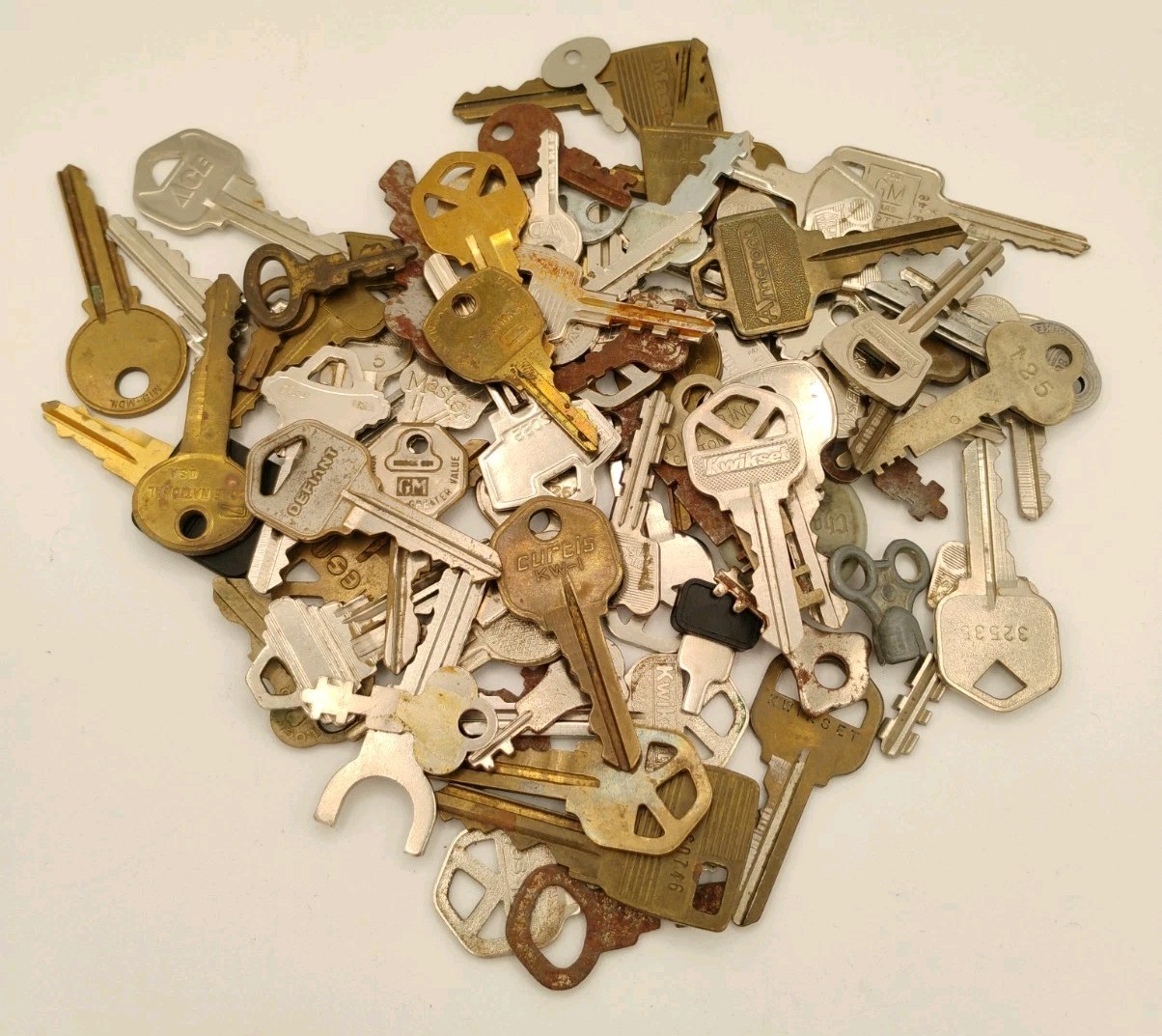 1 Pound of Miscellaneous Vintage, Modern Keys, Cole, Curtis, Defiant & More