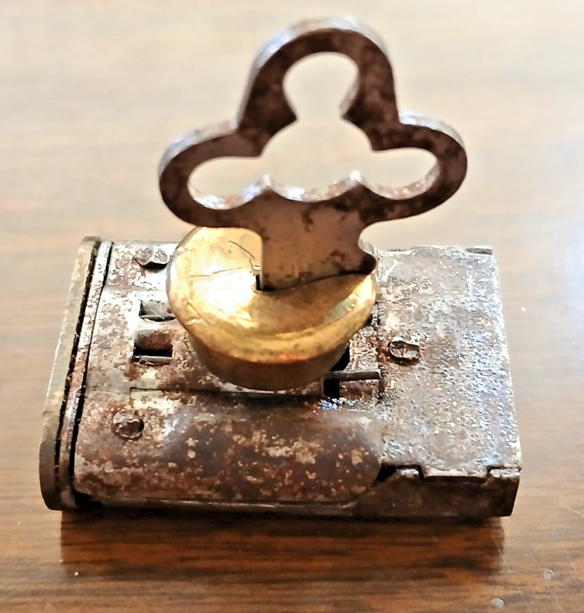 lot of 4 old locks Yale, Chinese hidden key, N.L. Co, stylized F logo