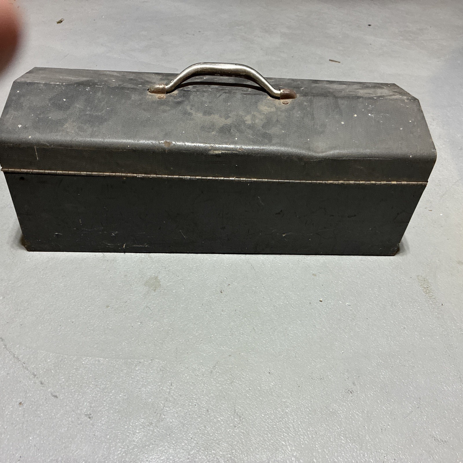 Vintage 19 Inch “HIP ROOF TOP” Metal Tool Box w/Tray 19”x 6” x 4 7/8”