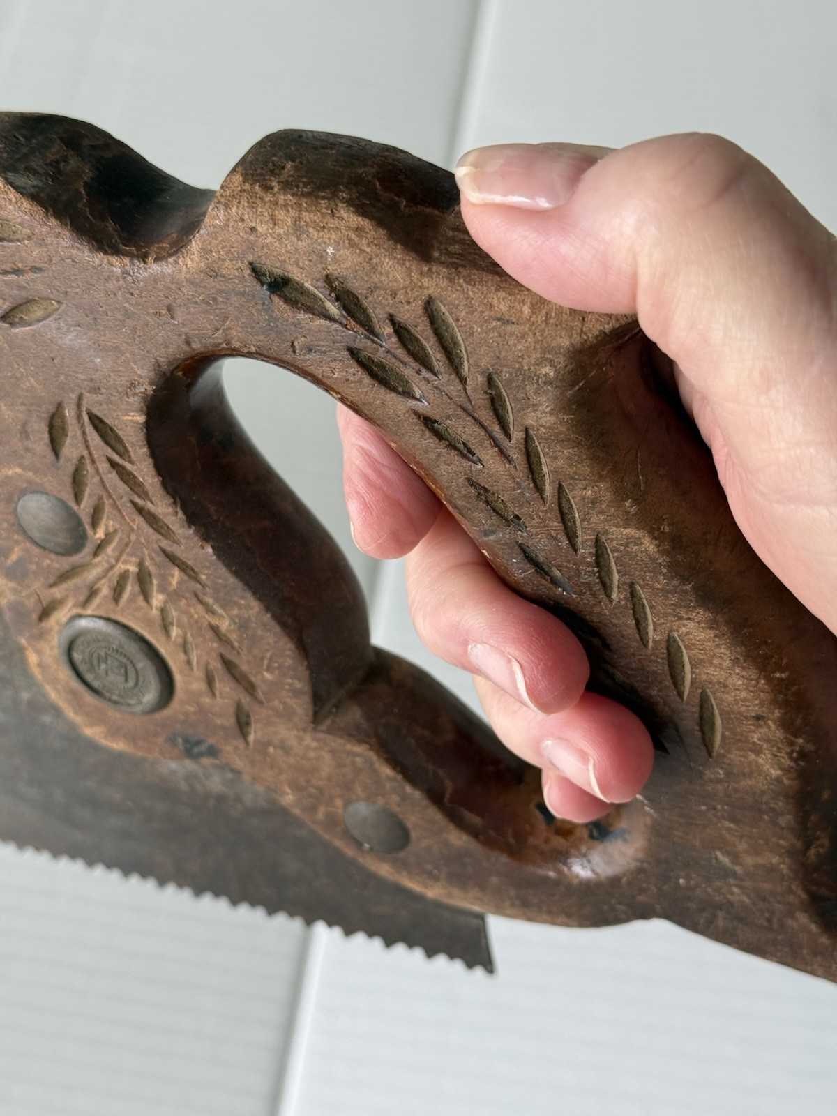 VTG DISSTON & SONS D-23 Saw with Etched Design, Hardwood Handle w/Wheat Carving