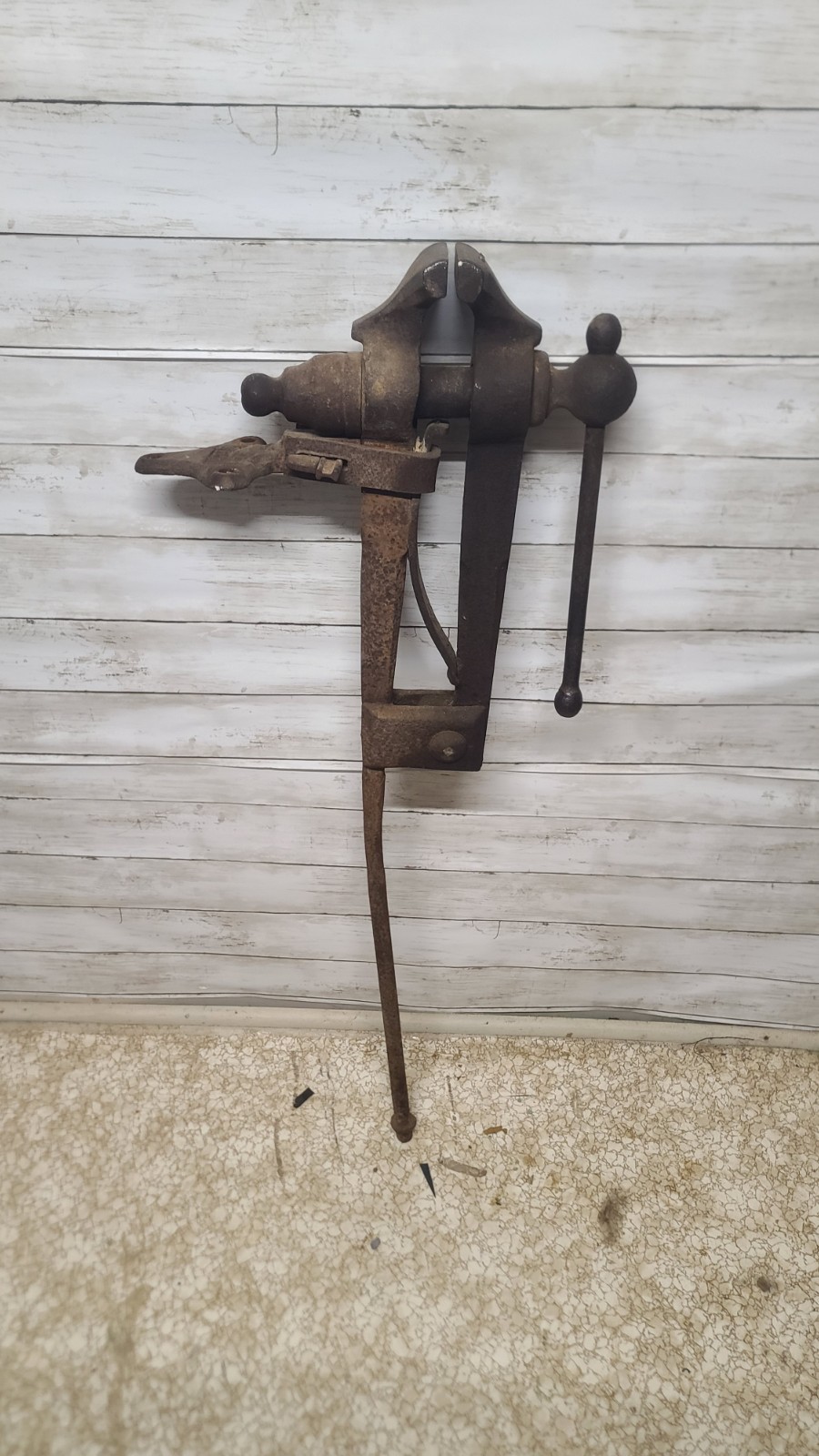 Antique Indian Chief Blacksmith Post Leg Vise ~ 4″ Wide Jaws ~ 35 Pounds