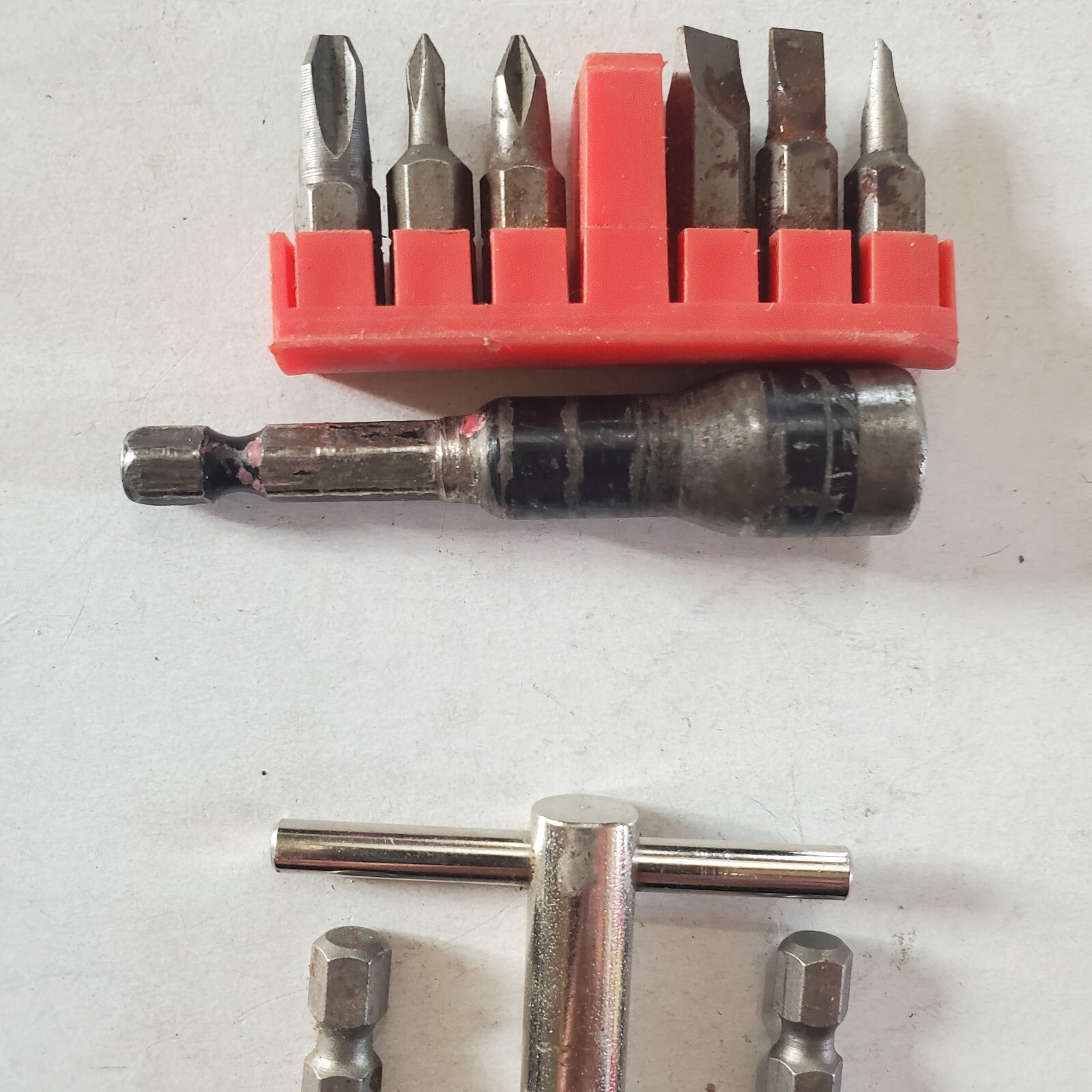 10-Piece Screwdriver Tip Set – Multi-Bit & 2″×1-1/4″ Tap Handle HT#401
