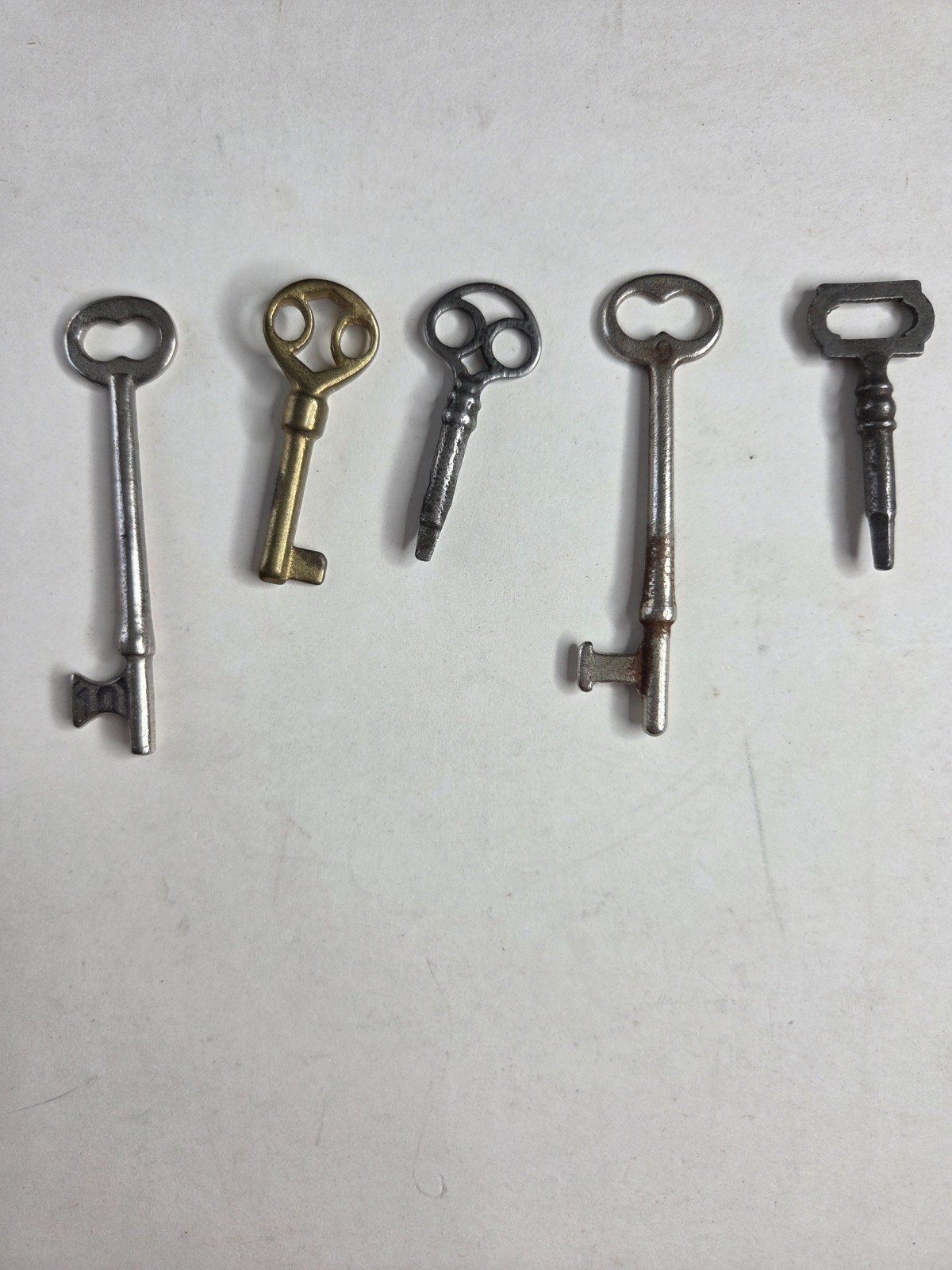 Lot of 29 Used Assorted Door/Clock/Skeleton Vintage Keys Various Sizes Condition