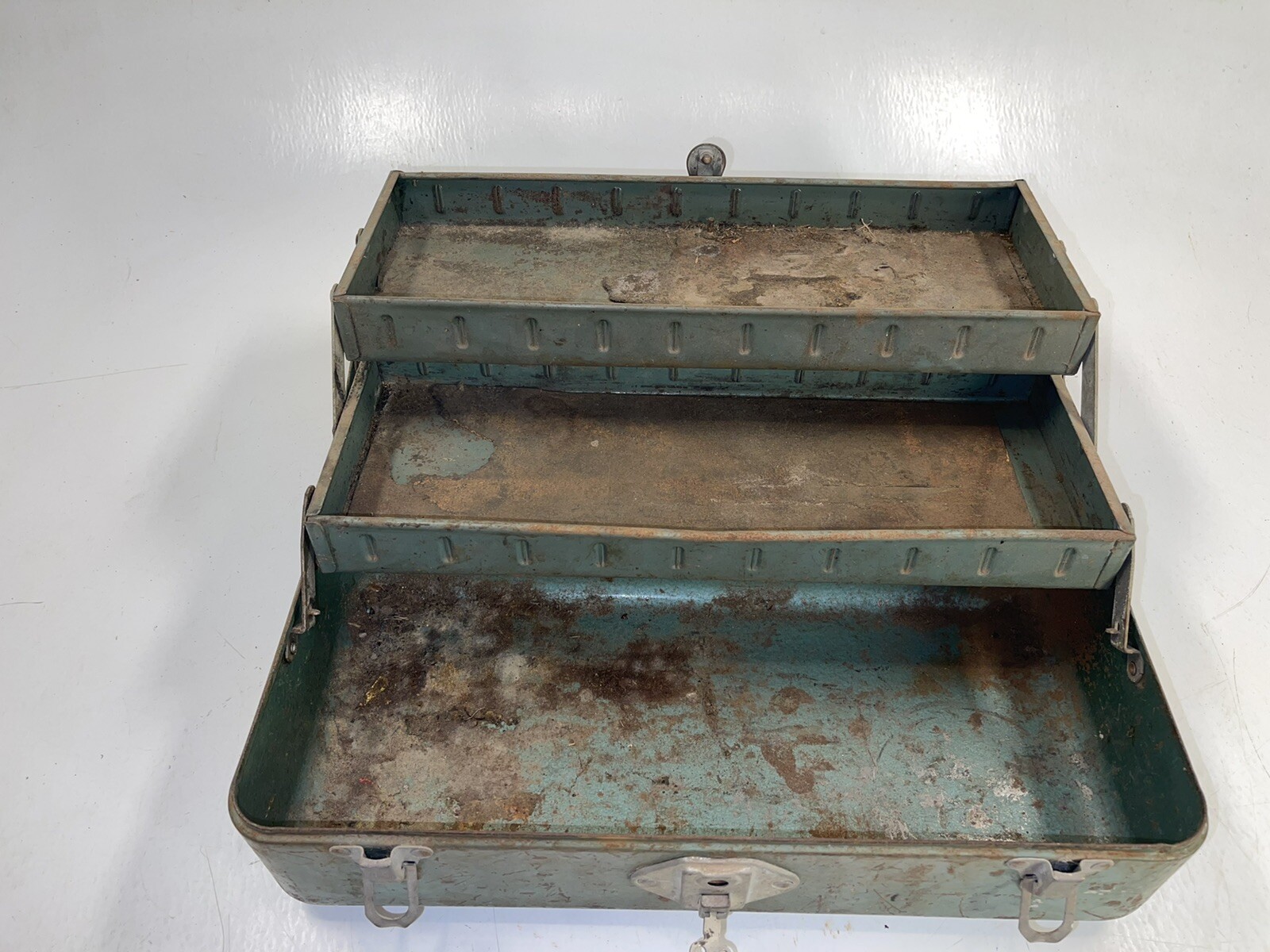 Vintage Simonsen Metal Products Co. Tackle Tool Box 2 Tray With Key! Rustic